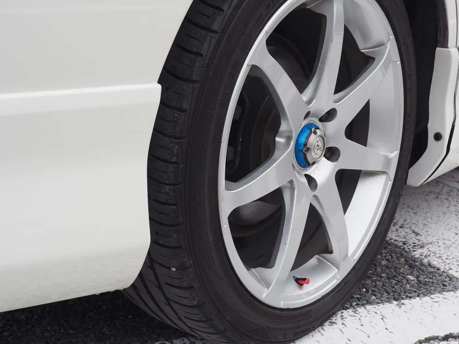 Silver 7 spoke rays Versus 18x7 inch alloy wheels installed on 2001 Toyota Estima Aeras L in Pearl White Japan export inventory for sale