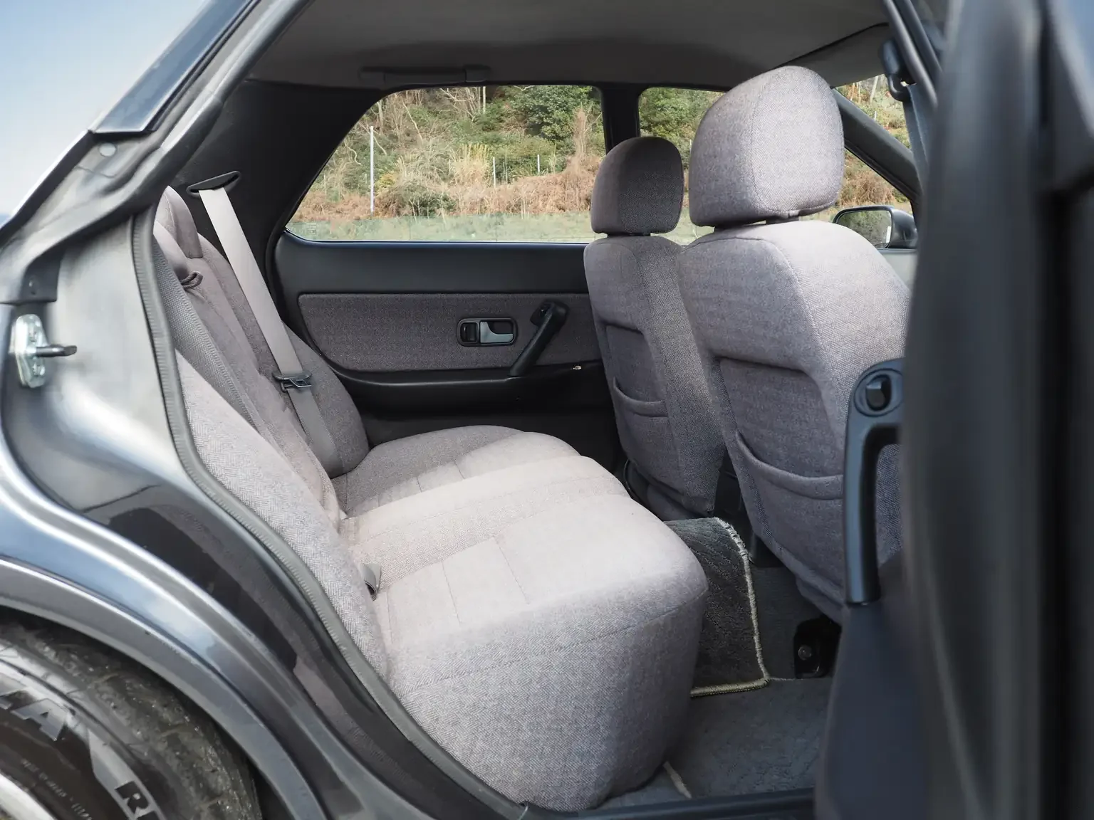 Drivers side view rear grey cloth seats 1991 Nissan Skyline GTS25 Type X G 4 Door Sedan for export from Japan