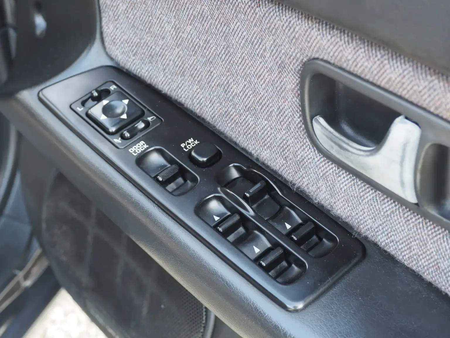 Electric window master switch view 1991 Nissan Skyline GTS25 Type X G 4 Door Sedan for export from Japan