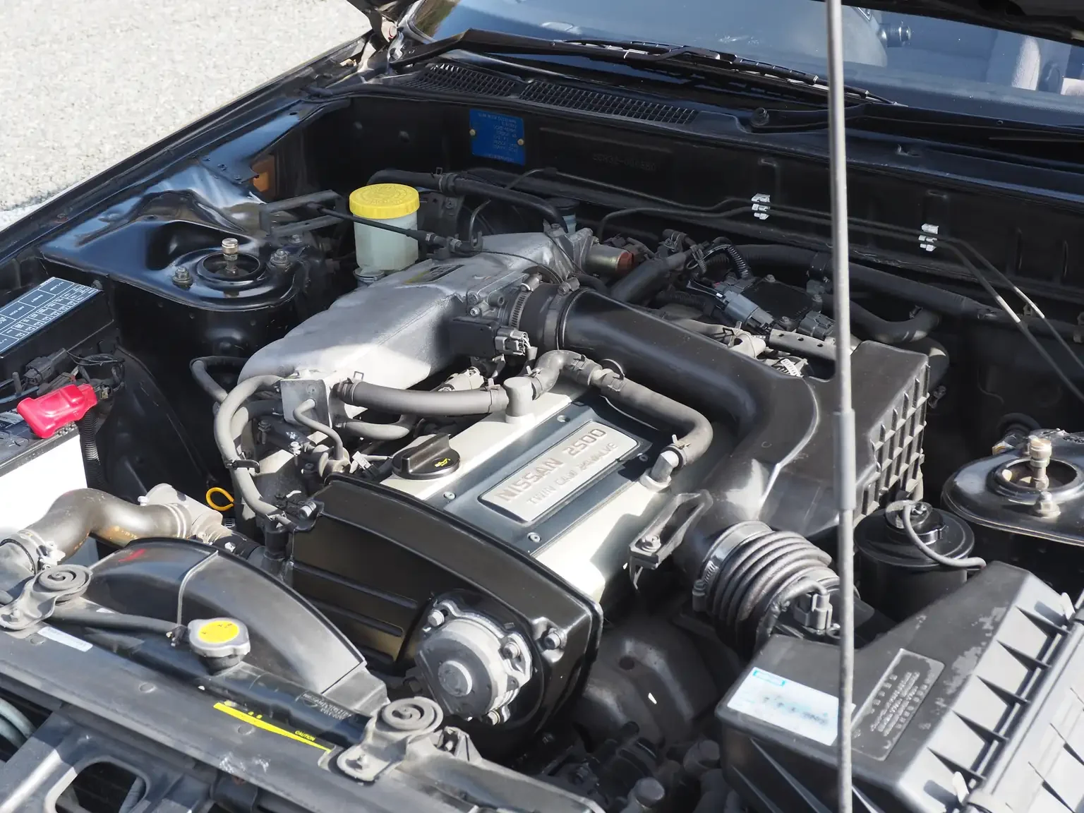 Engine room view of a rb25de motor 1991 Nissan Skyline GTS25 Type X G 4 Door Sedan for export from Japan