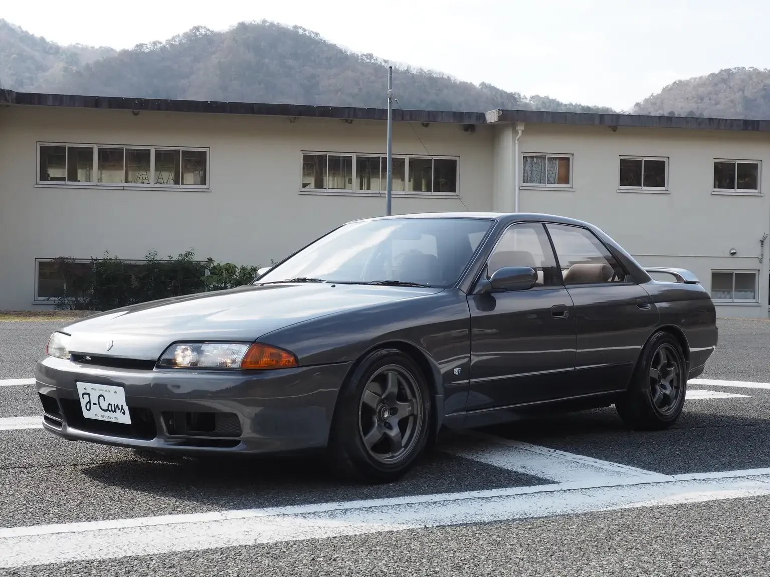 Passengers front angle view 1991 Nissan Skyline GTS25 Type X G 4 Door Sedan with GTR wheels for export from Japan