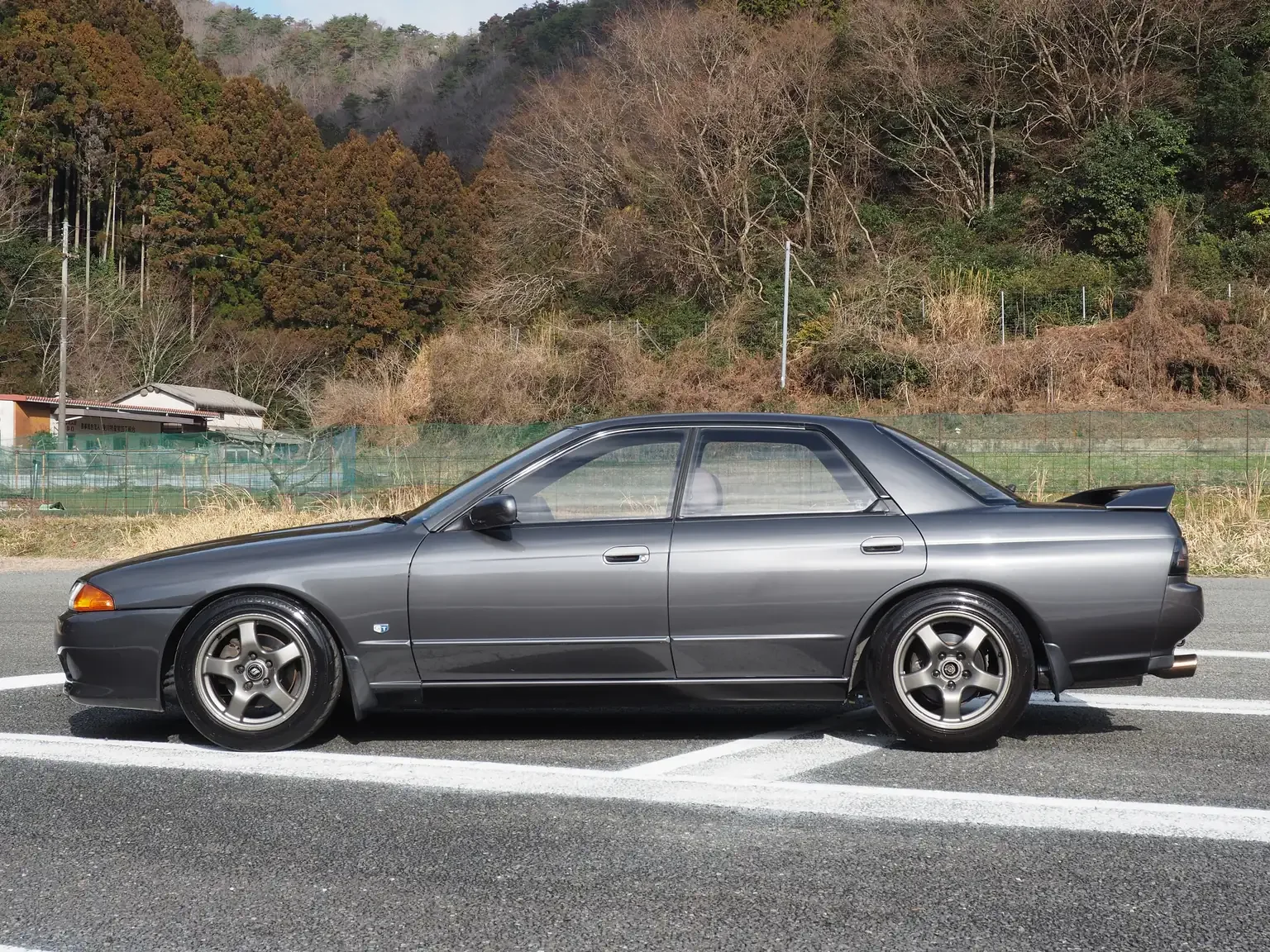 Passengers side on view grey 1991 Nissan Skyline GTS25 Type X G 4 Door Sedan for export from Japan