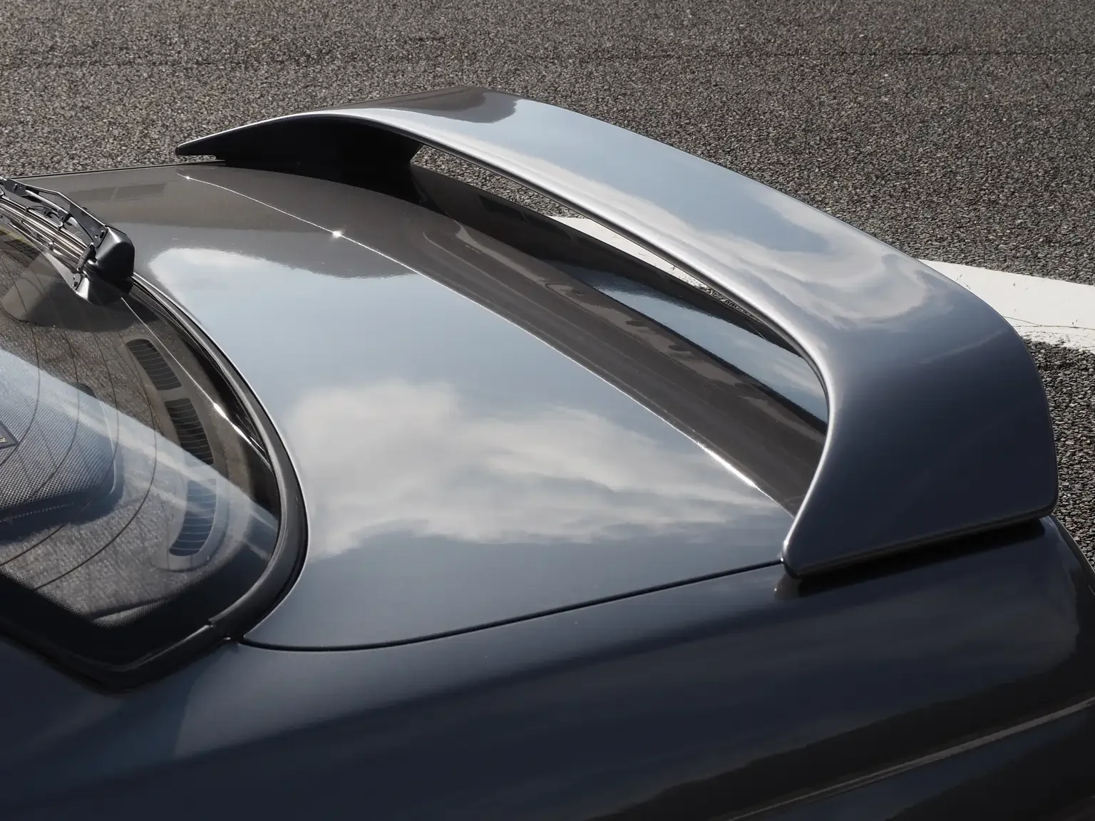 1991-nissan-skyline-4-door-rear-spoiler-and-trunk-condition-jdm-spec-export-vehicle-japan.webp
