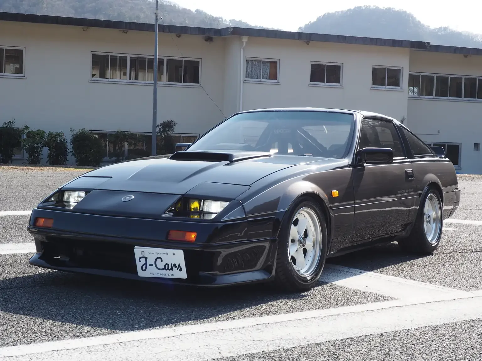 front passengers angle view 1985 nissan fairlady z 200zr headlights on JDM classic for export from Japan