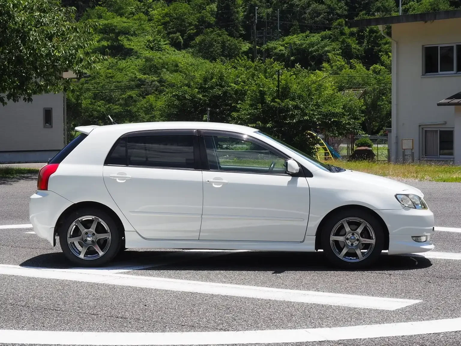 drivers side view white toyota corolla runx aero tourer z 6 speed zze123 JDM export stock for sale japan