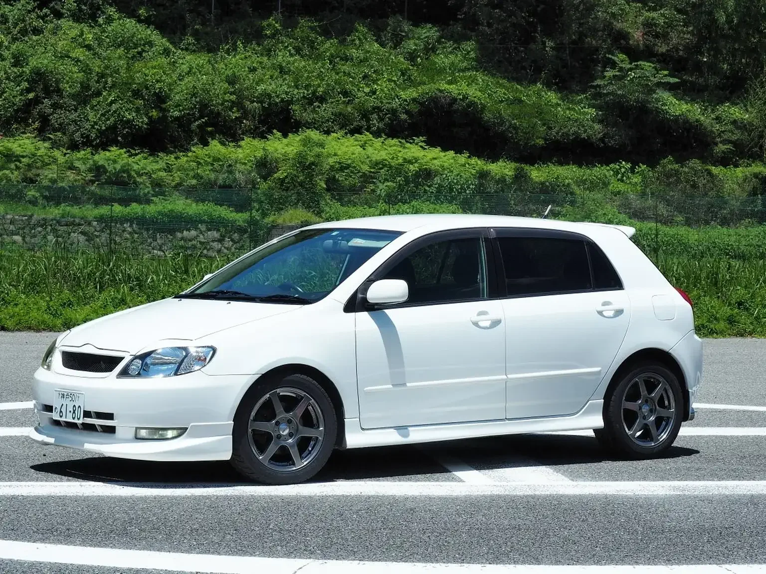 Front passengers side view white toyota corolla runx aero tourer z 6 speed zze123 JDM export stock for sale japan