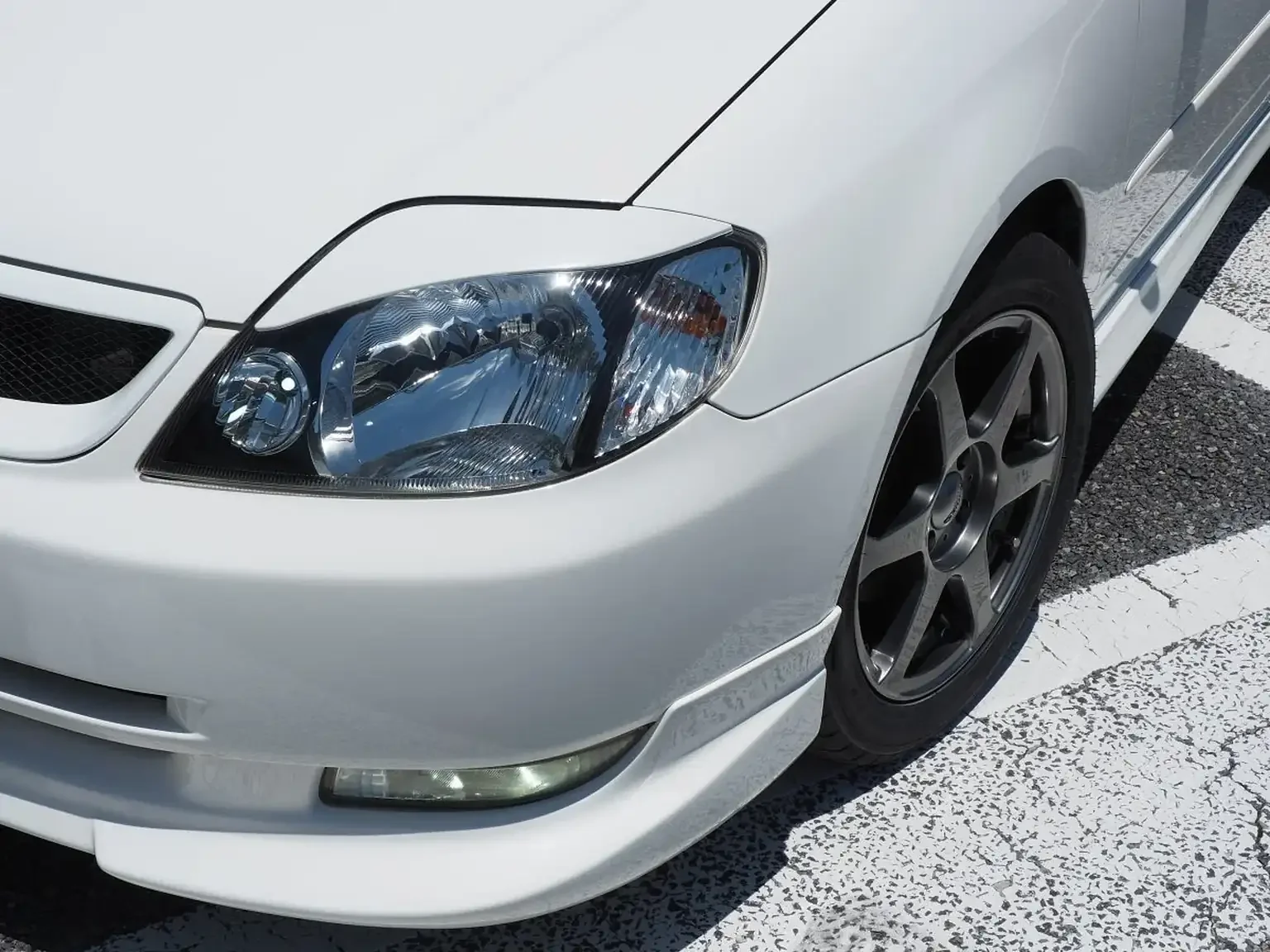 front headlight view TRD eyelids white toyota corolla runx aero tourer z 6 speed zze123 JDM export stock for sale japan