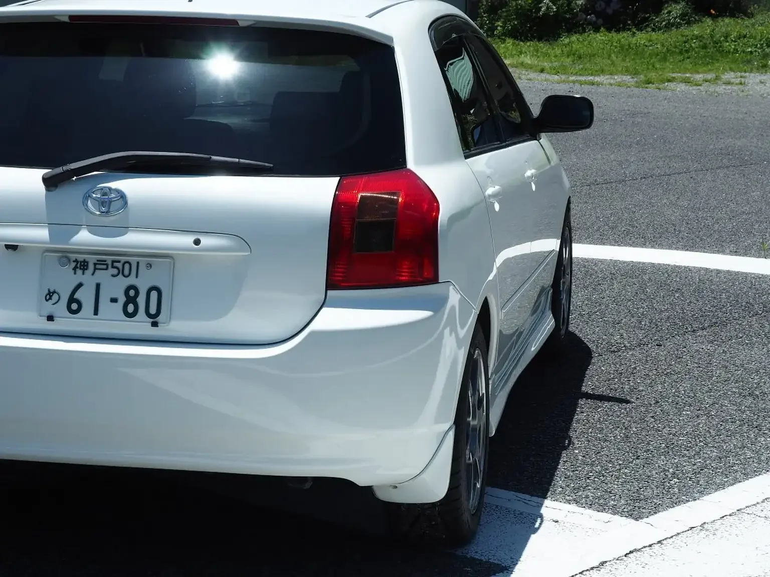 drivers side close profile view white toyota corolla runx aero tourer z 6 speed zze123 JDM export stock for sale japan