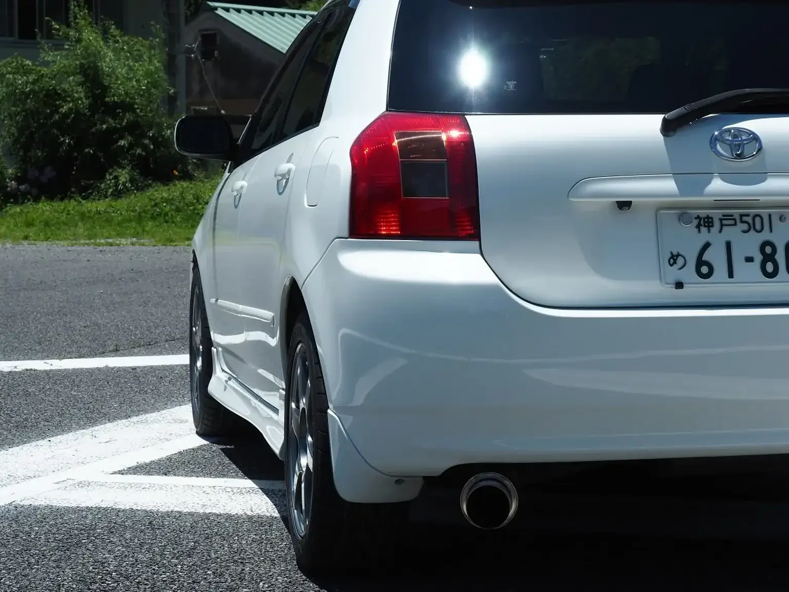 passengers side close profile view white toyota corolla runx aero tourer z 6 speed zze123 JDM export stock for sale japan