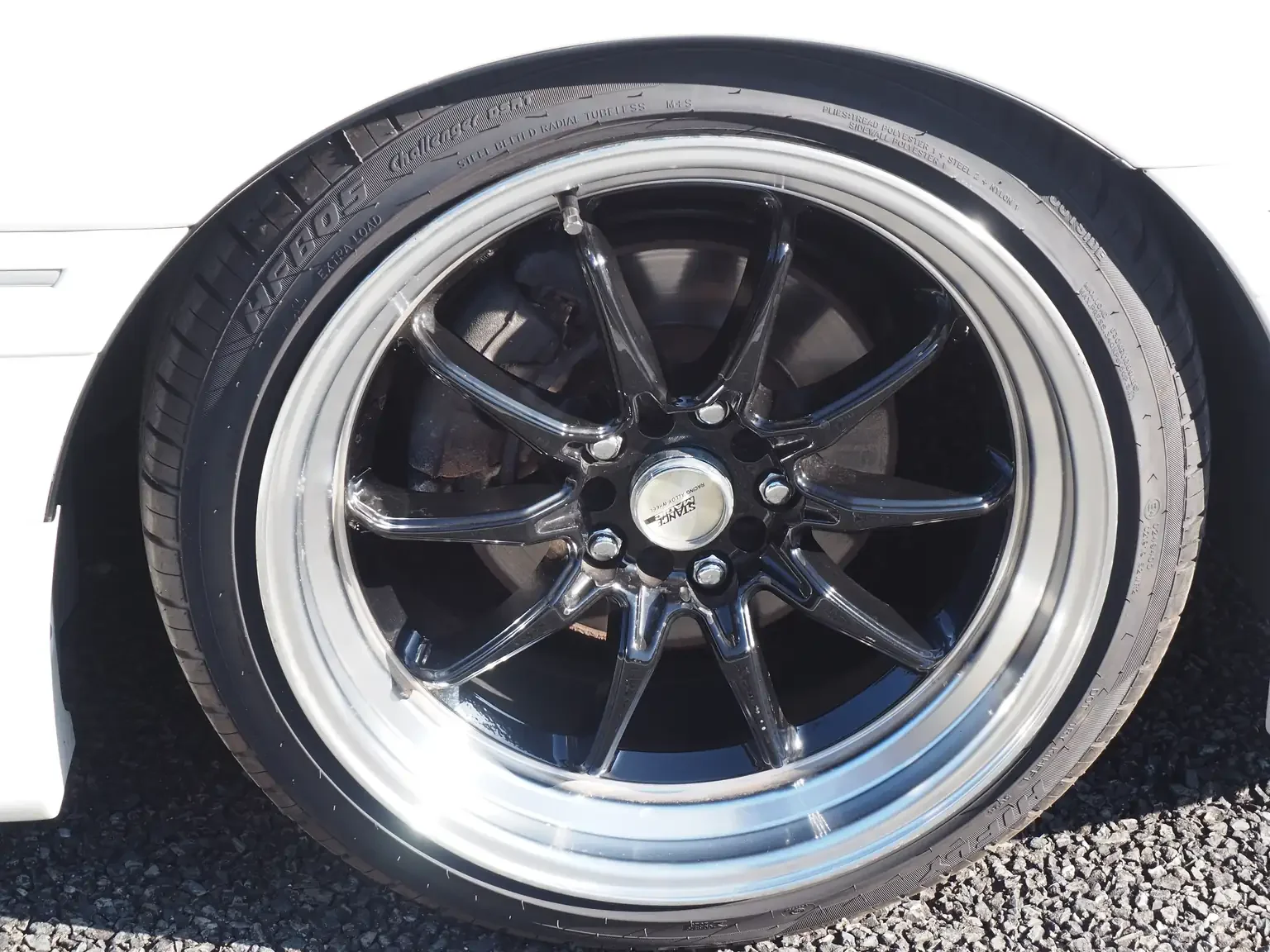 18 inch wheel view on pearl white toyota crown athlete four estate 2001 jdm export stock japan