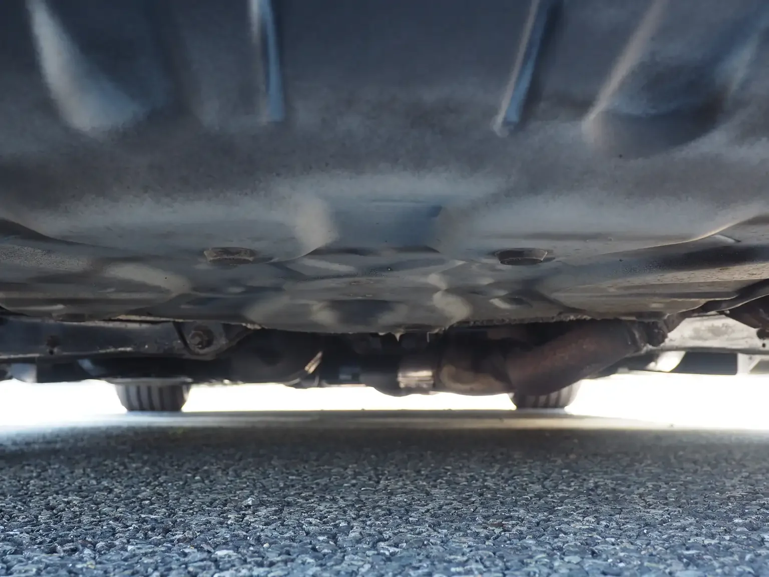 rear undercarriage view pearl white toyota crown athlete four estate 2001 jdm export stock japan