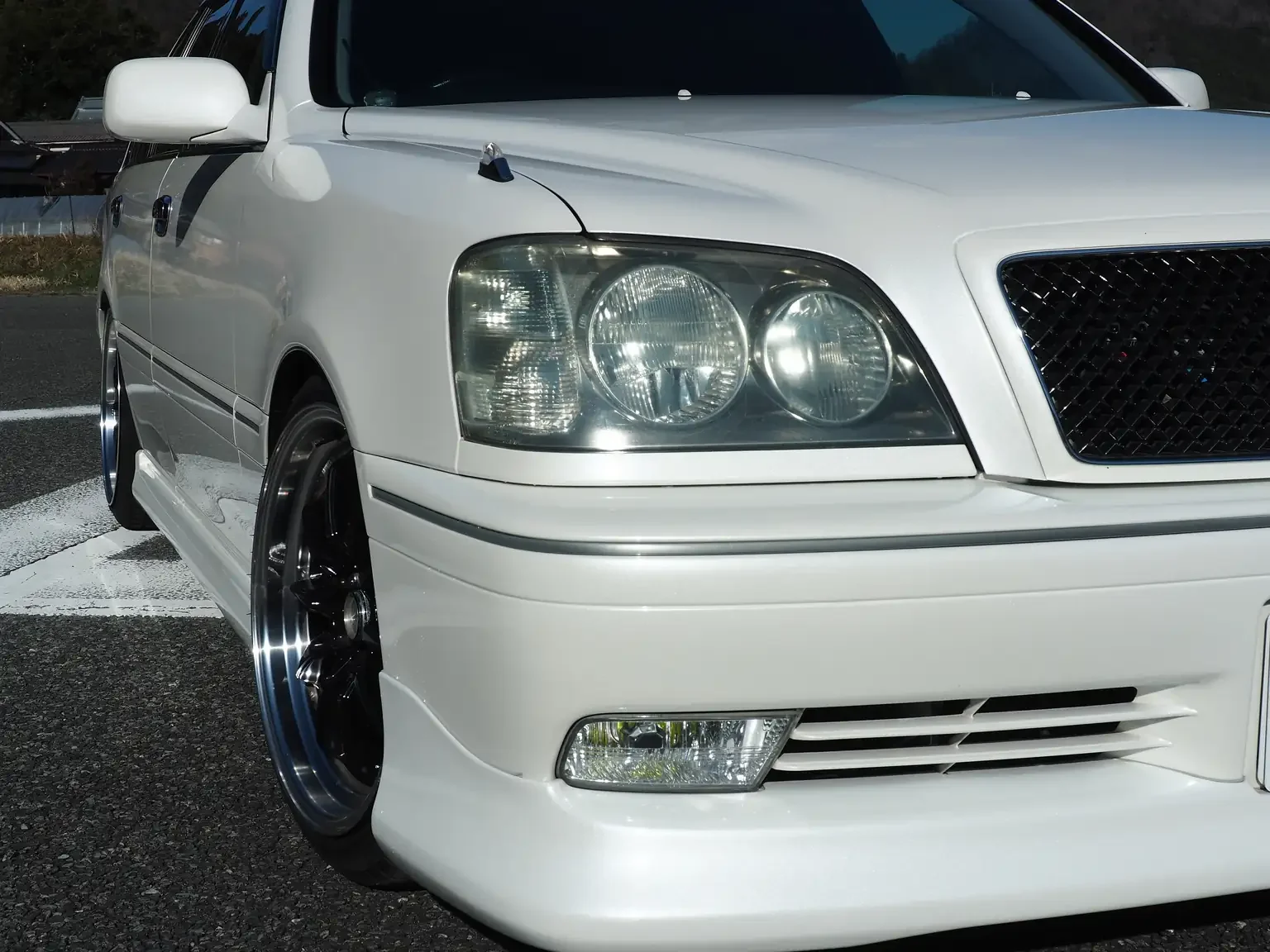 front drivers side view up close pearl white toyota crown athlete four estate 2001 jdm export stock japan