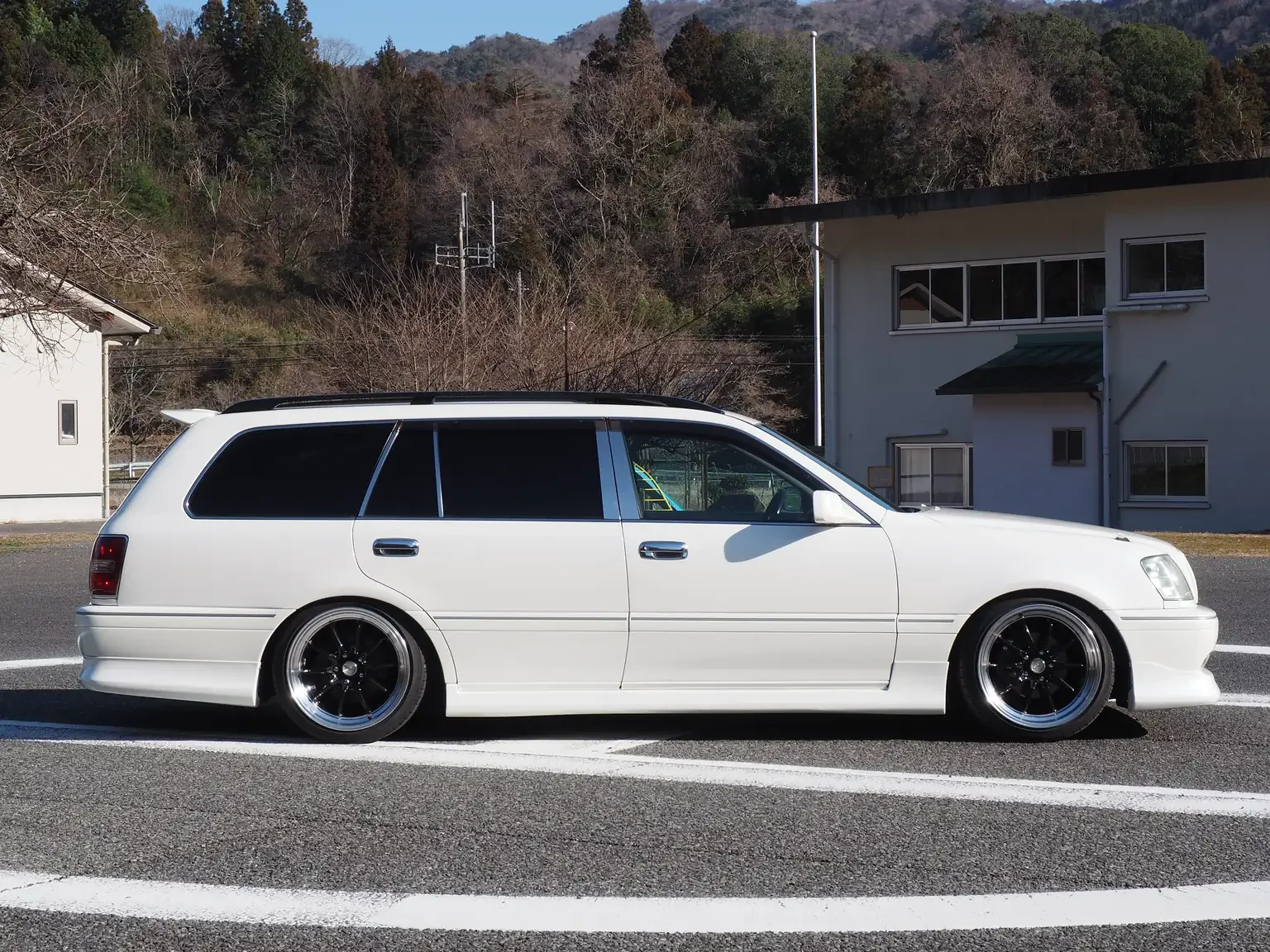 drivers side view pearl white toyota crown athlete four estate 2001 jdm export stock japan
