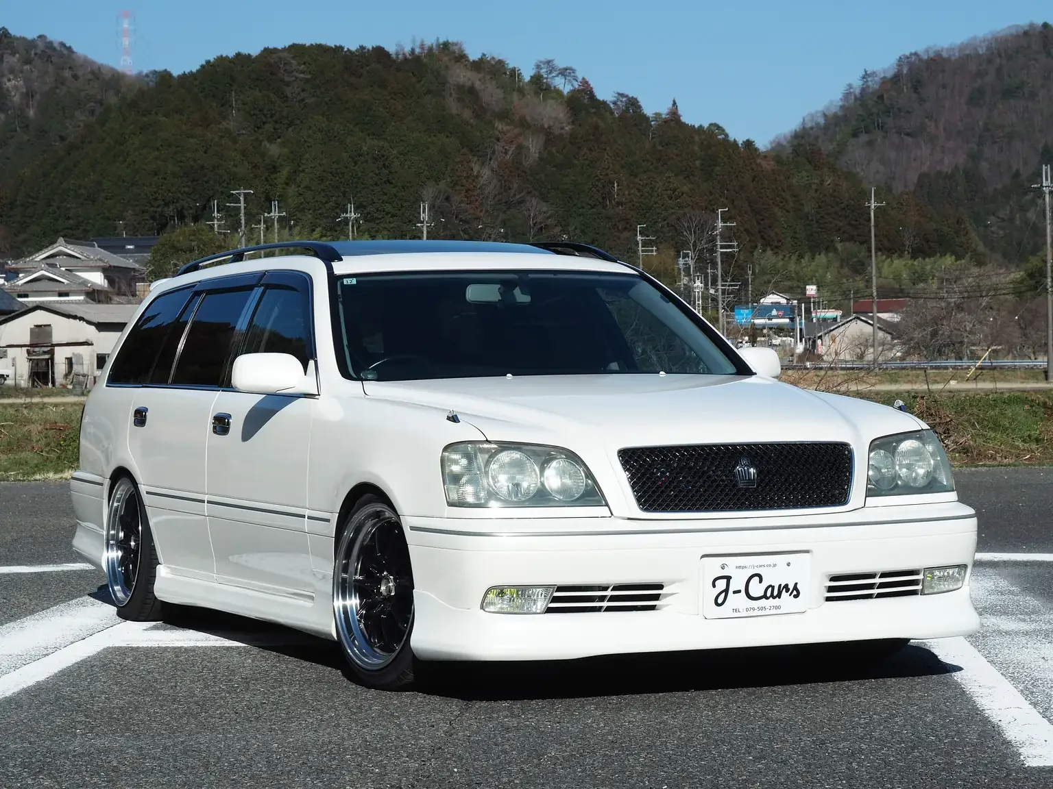 Front drivers angle view pearl white toyota crown athlete four estate 2001 jdm export stock japan