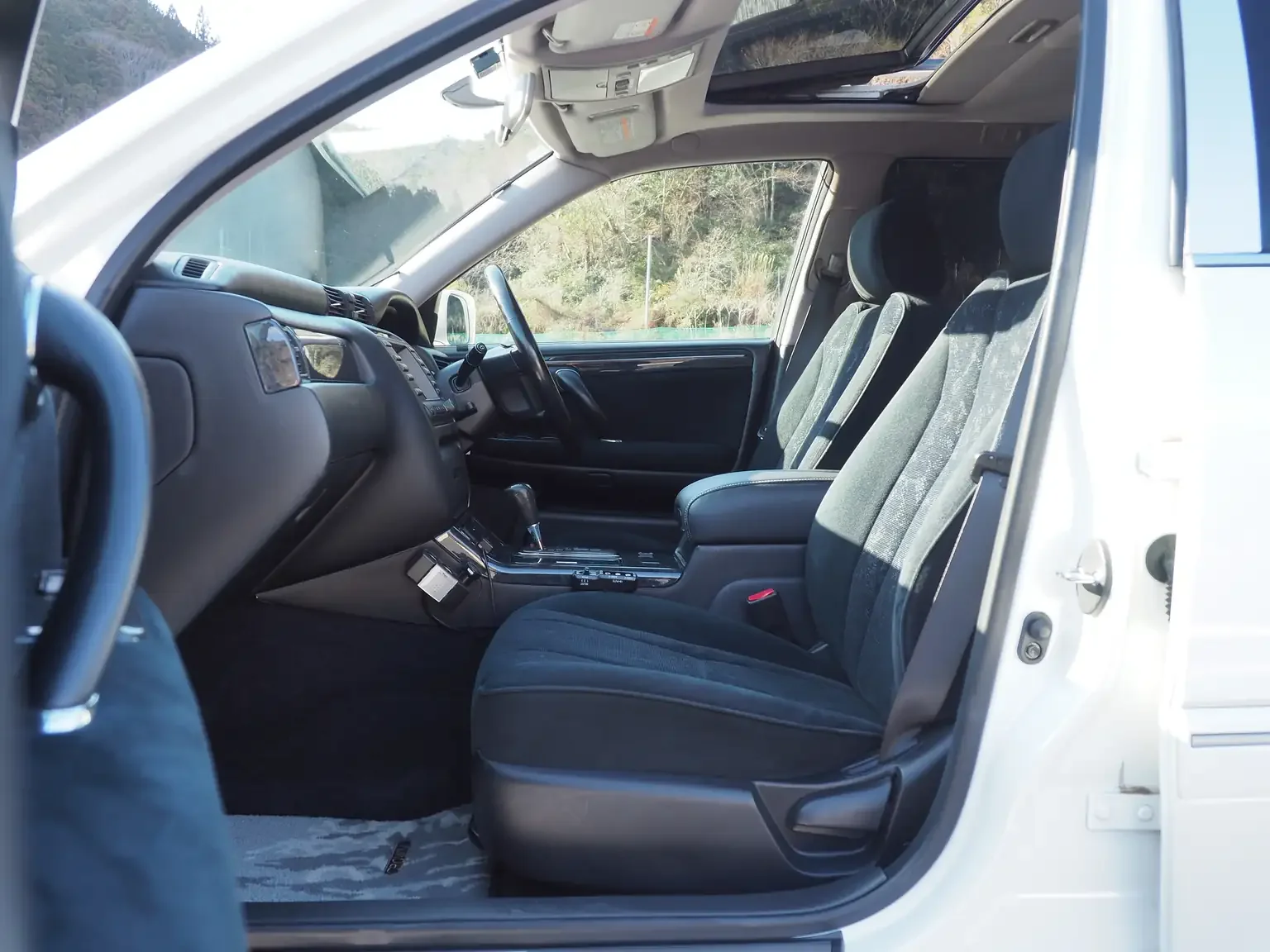 Front passengers seat charcoal interior view  toyota crown athlete four estate 2001 jdm export stock japan