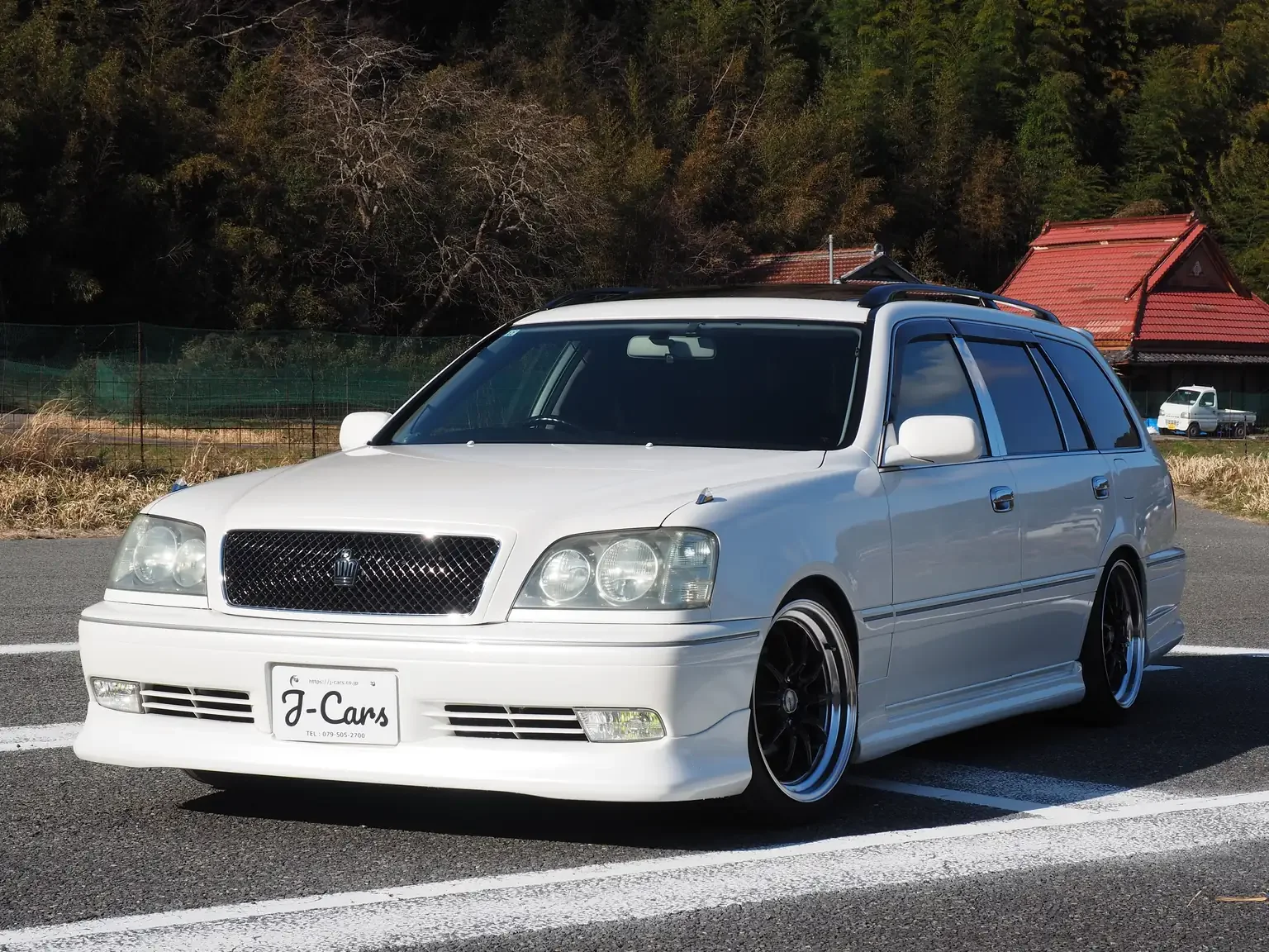 front passengers angle view pearl white toyota crown athlete four estate 2001 jdm export stock japan