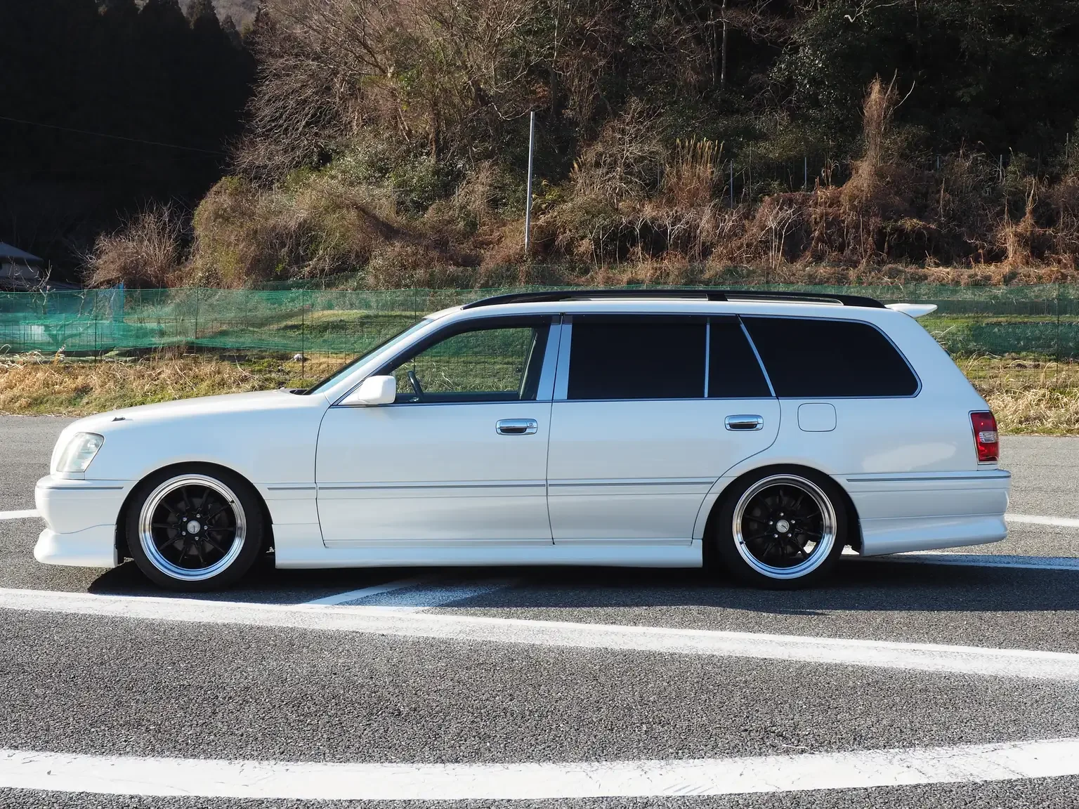 passengers side view pearl white toyota crown athlete four estate 2001 jdm export stock japan