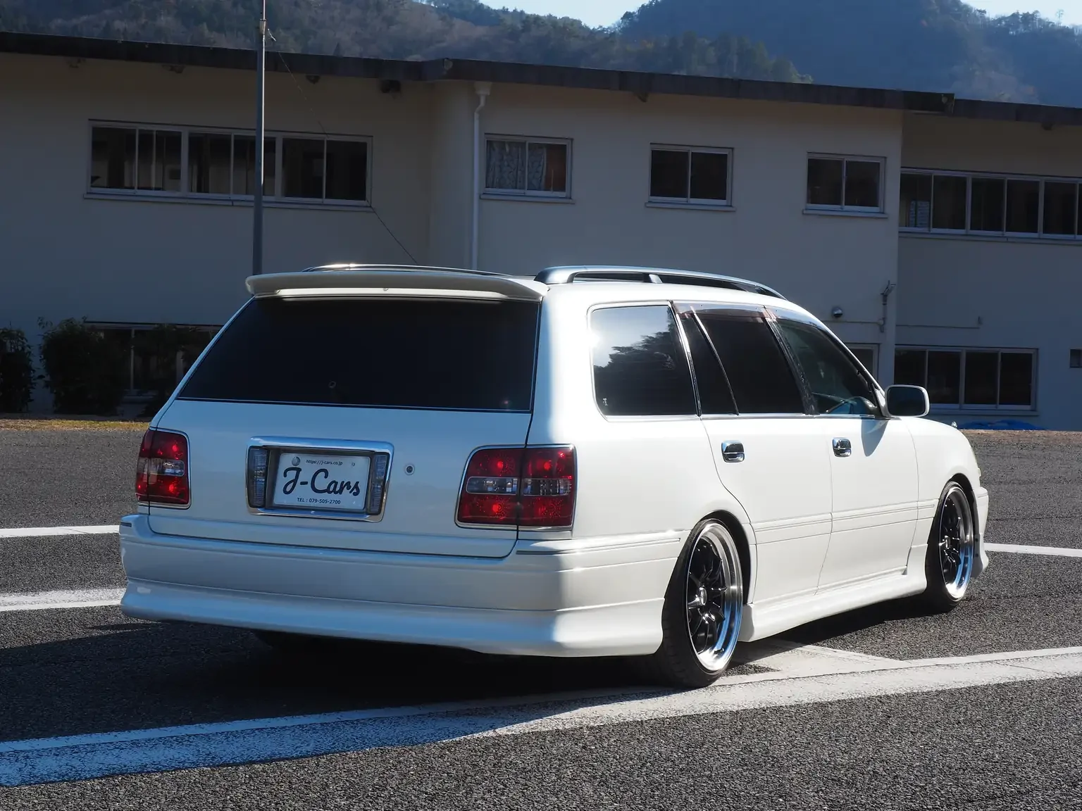rear drivers angle view pearl white toyota crown athlete four estate 2001 jdm export stock japan
