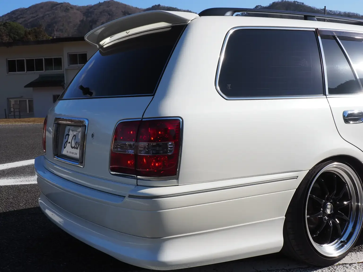  rear end side view pearl white toyota crown athlete four estate 2001 jdm export stock japan