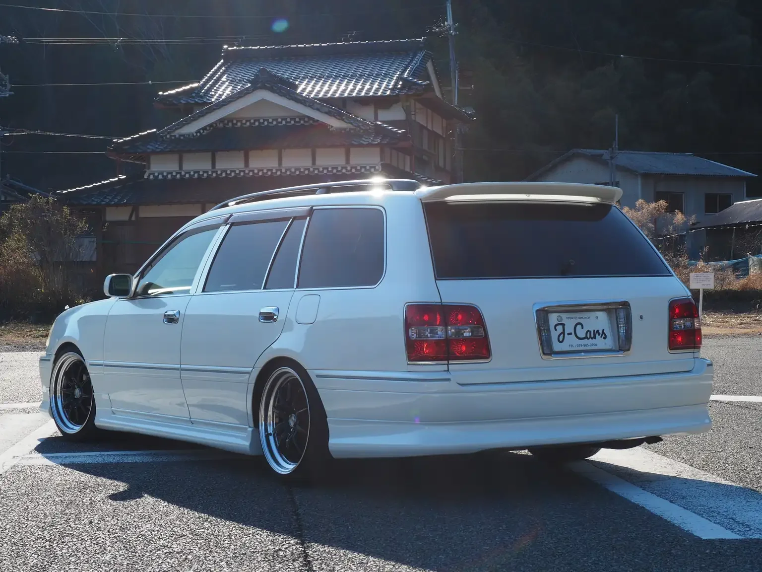 rear angle view passengers side pearl white toyota crown athlete four estate 2001 jdm export stock japan