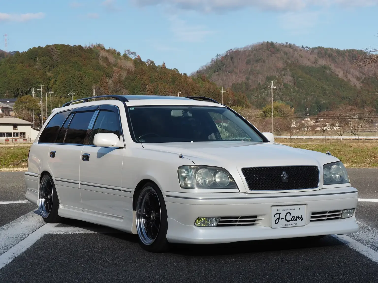  front drivers side sunset view pearl white toyota crown athlete four estate 2001 jdm export stock japan
