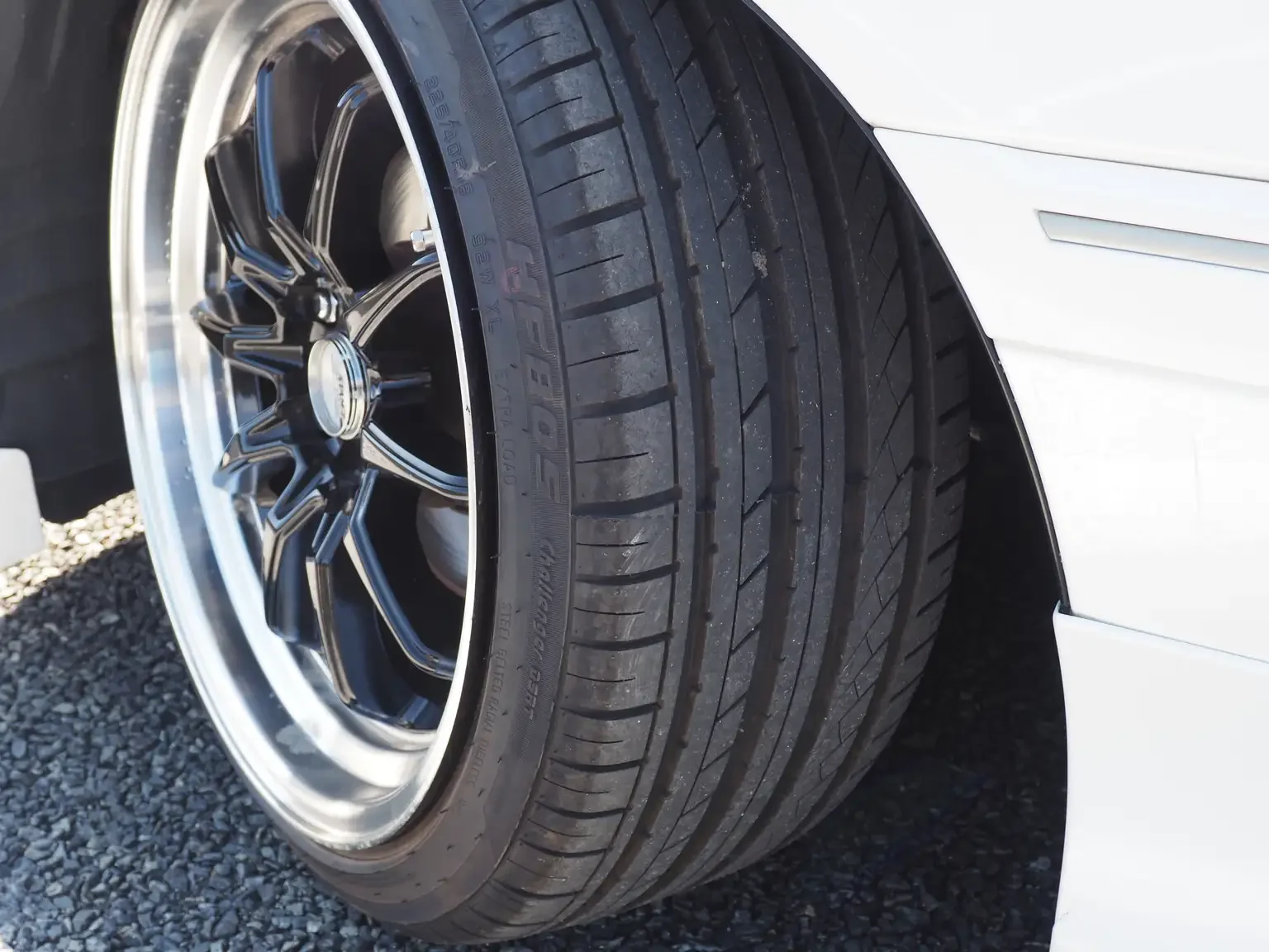 tire tread depth view pearl white toyota crown athlete four estate 2001 jdm export stock japan