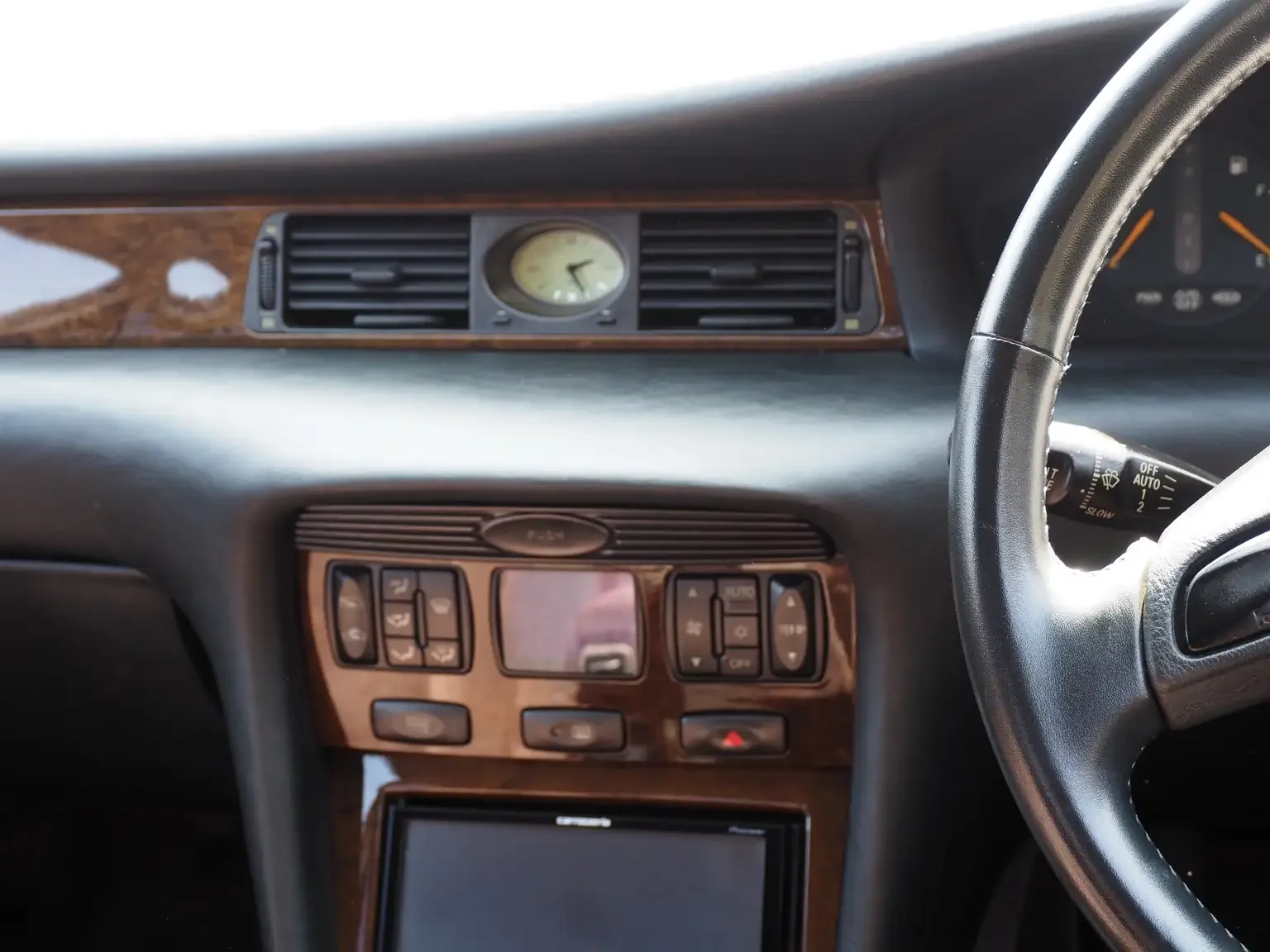 clock-view-dash-1991-mitsubishi-diamante-30rs-grey-jdm-export-vehicle-japan.webp