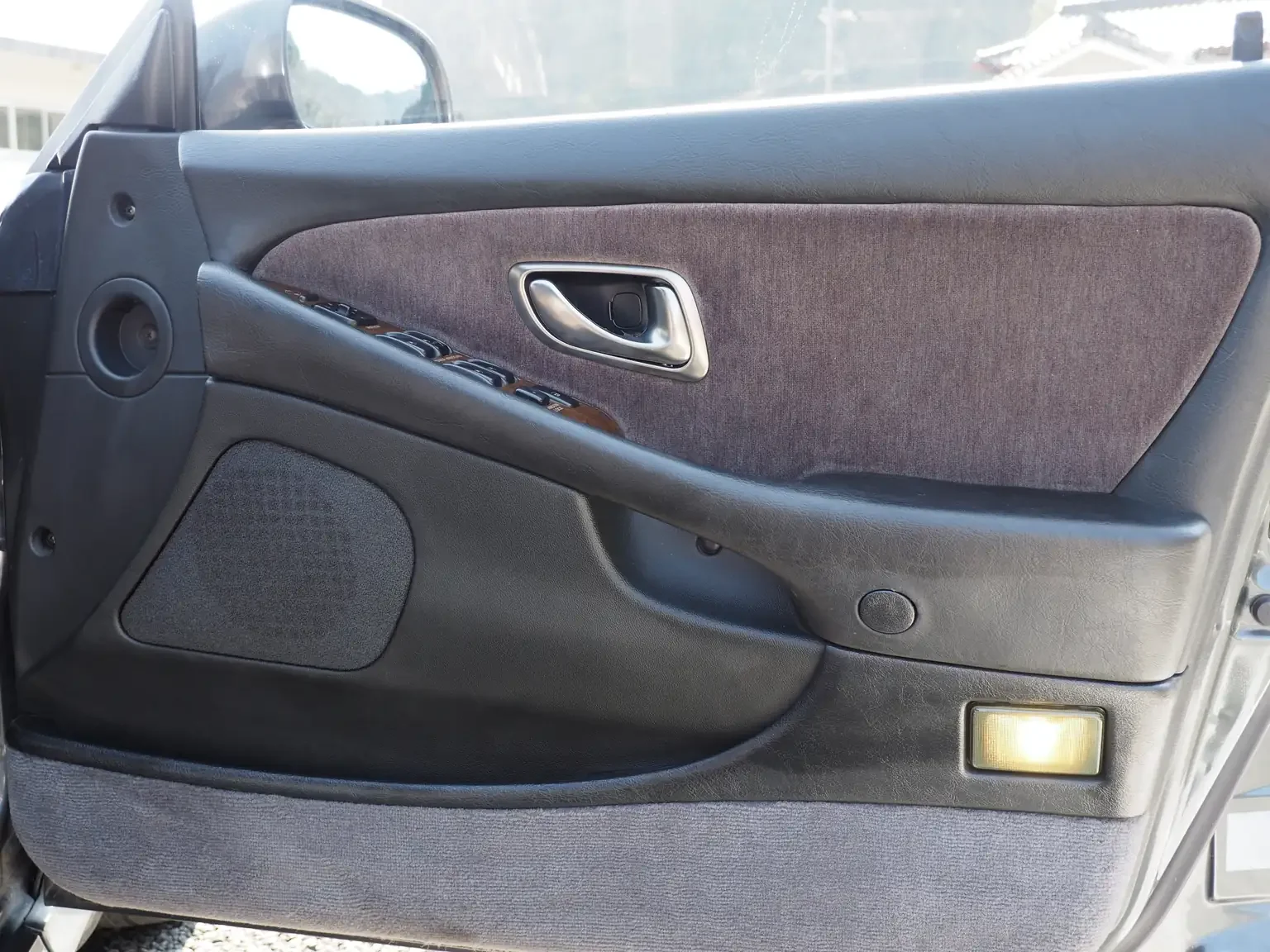 drivers-front-door-card-condition-view-1991-mitsubishi-diamante-30rs-grey-jdm-export-vehicle-japan.webp