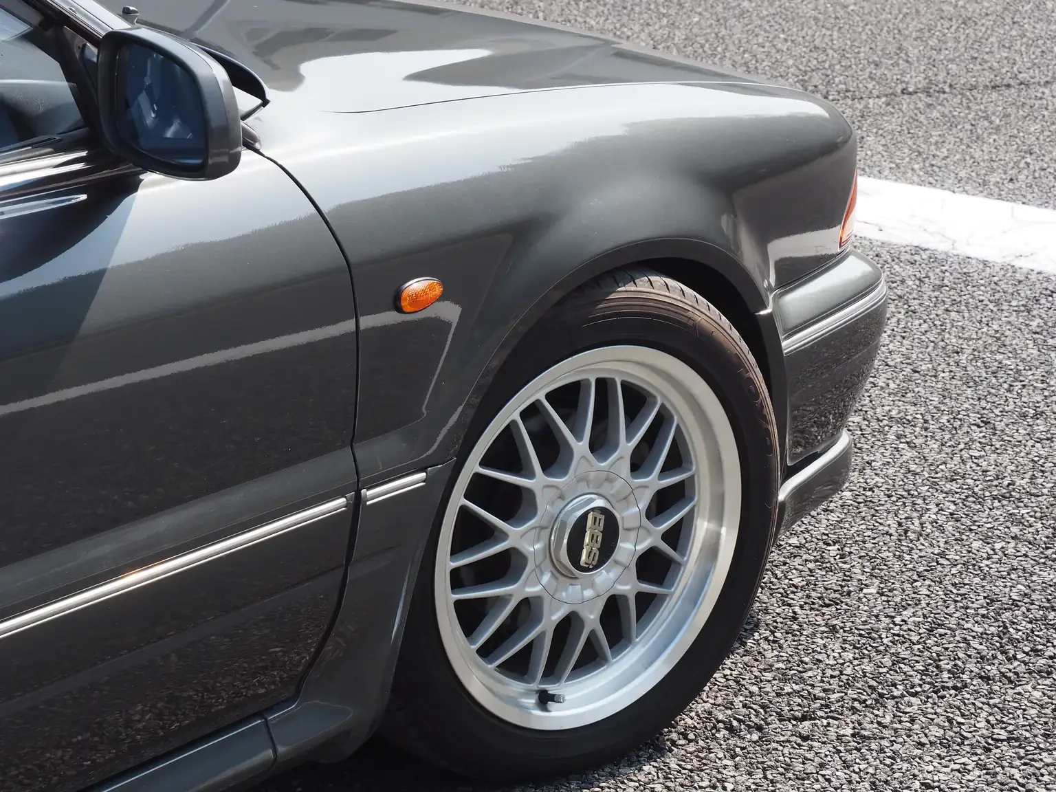 front-drivers-fender-with-bbs-wheel-view-1991-mitsubishi-diamante-30rs-grey-jdm-export-vehicle-japan.webp