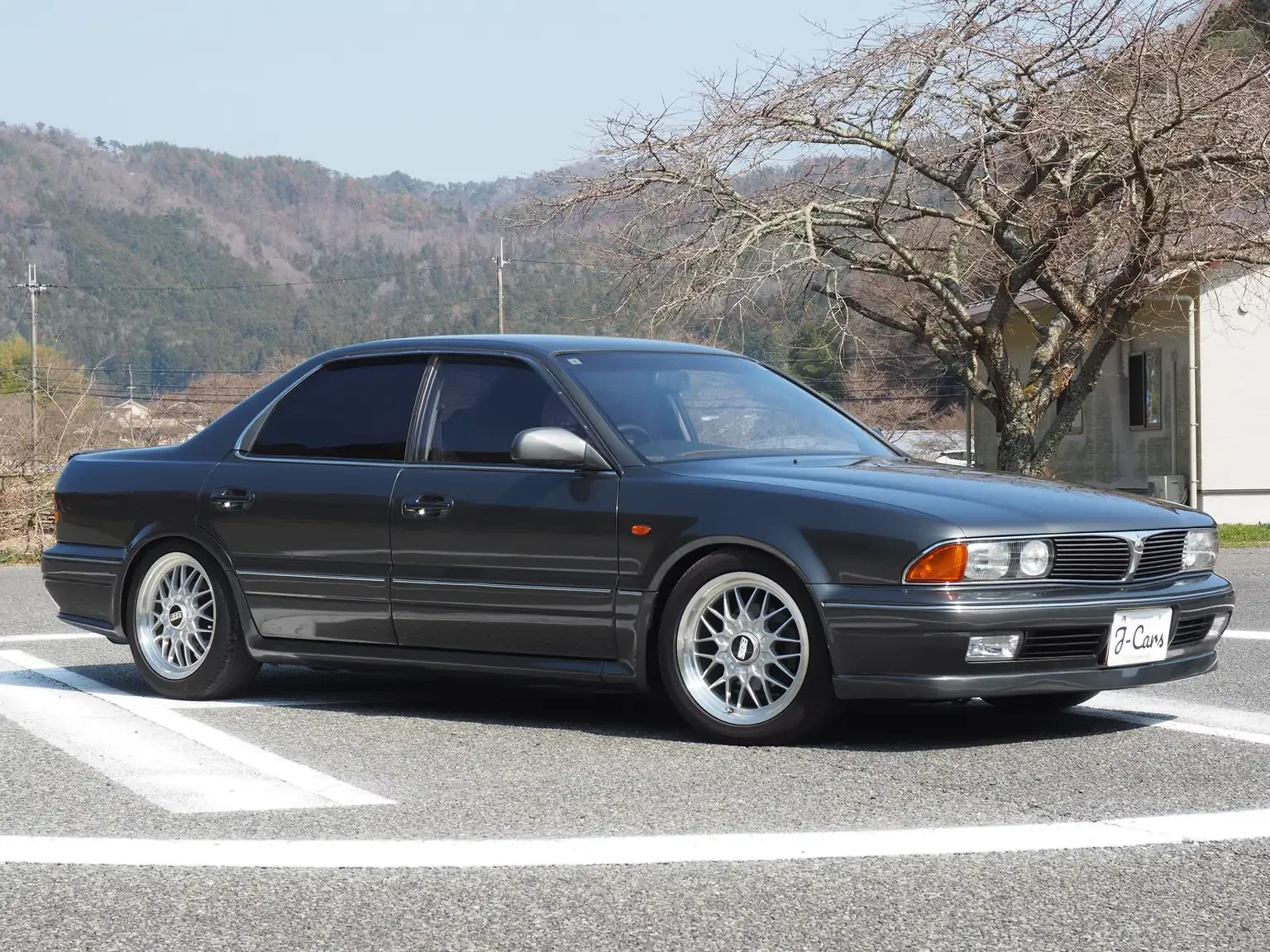 front-drivers-side-slight-angle-view-1991-mitsubishi-diamante-30rs-grey-jdm-export-vehicle-japan.webp