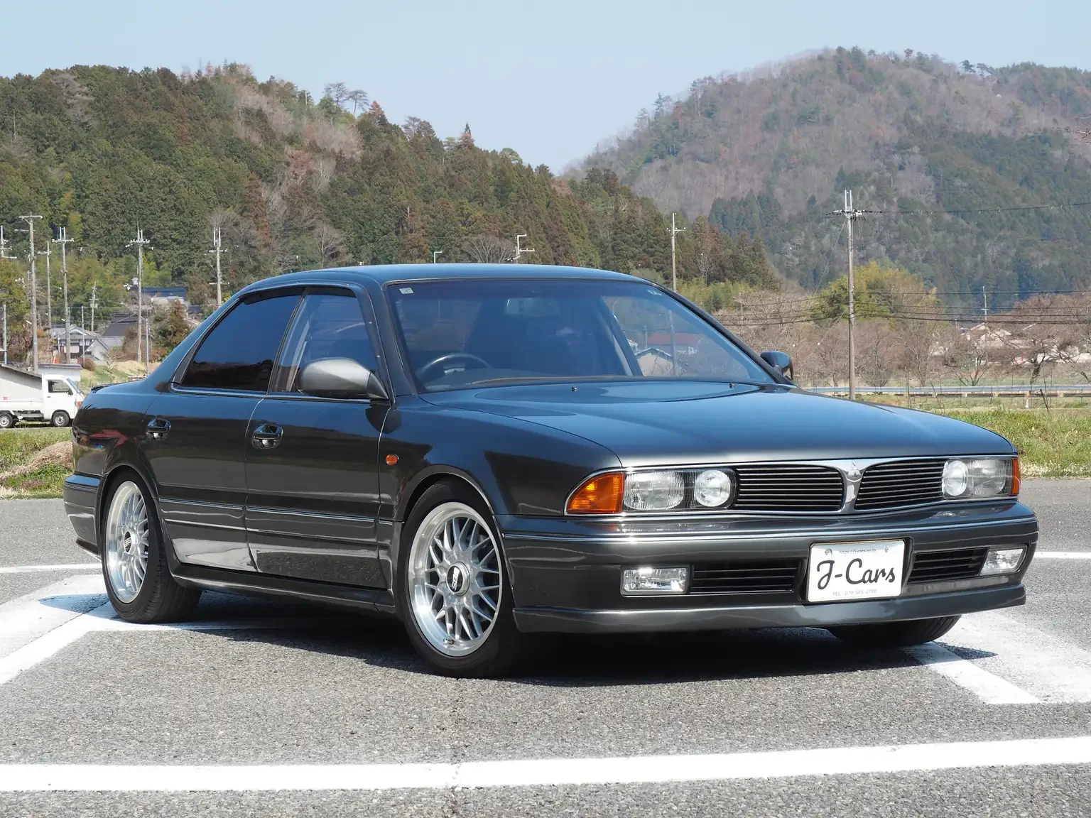 front-shot-from-drivers-angle-mitsubishi-diamante-30rs-grey-jdm-export-vehicle-japan.webp