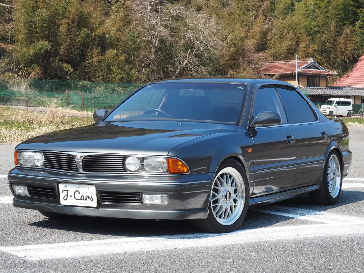 passengers-front-angle-view-1991-mitsubishi-diamante-30rs-grey-jdm-export-vehicle-japan.webp