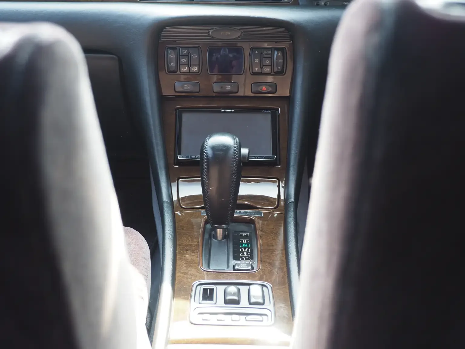 shifter-and-centre-console-view-1991-mitsubishi-diamante-30rs-grey-jdm-export-vehicle-japan.webp