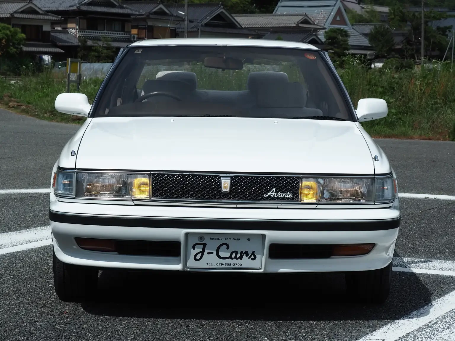 front end view with yellow fog lights turned on white 1990 toyota chaser gx81 jdm export stock japan