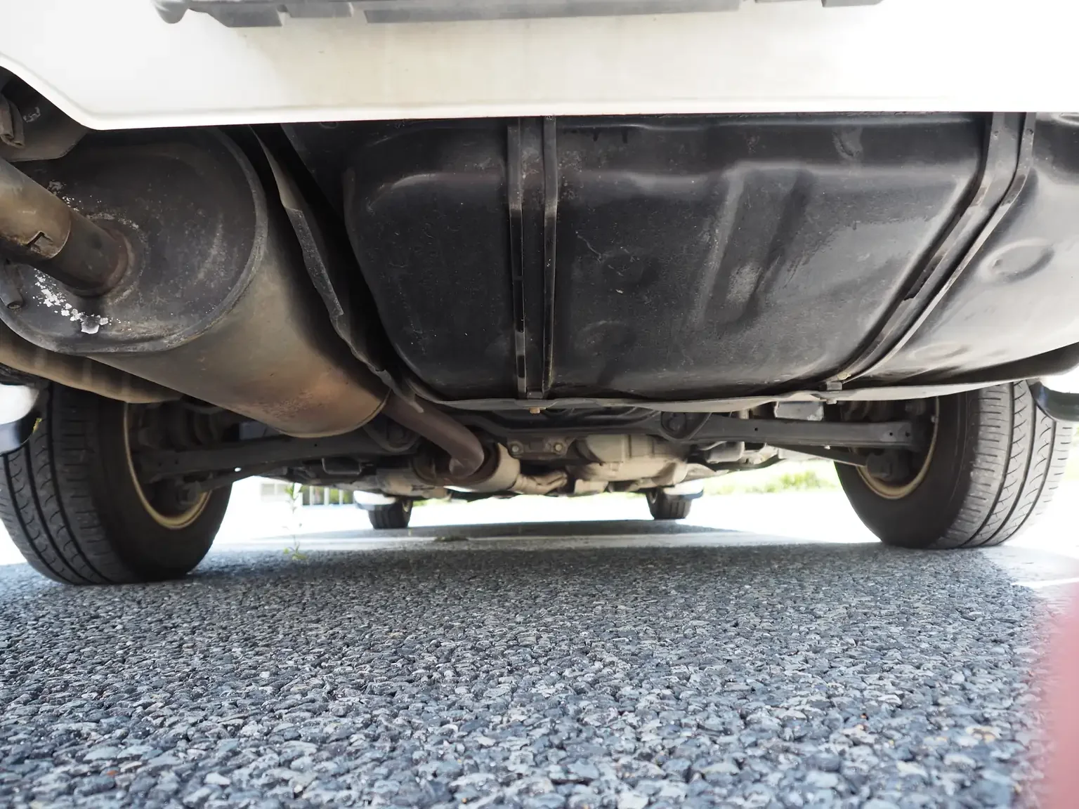 rear fuel tank under view white 1990 toyota chaser gx81 jdm export stock japan