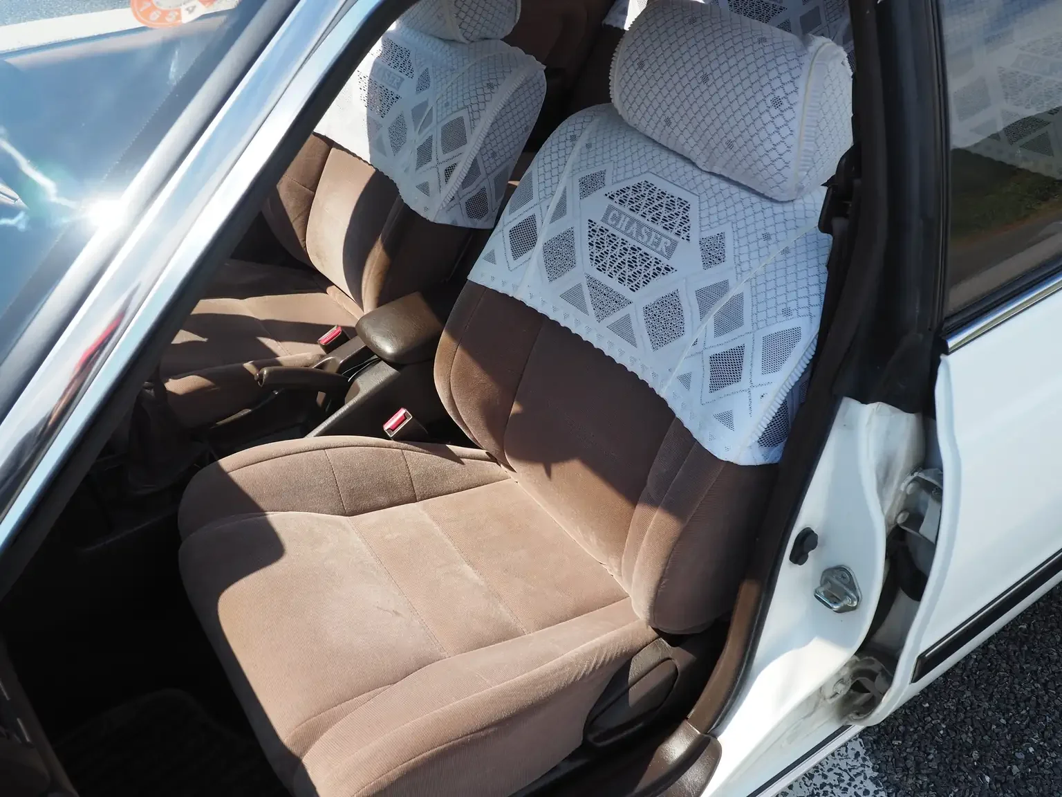 1991-toyota-chaser-avante-5-speed-manual-white-zenki-front-passengers-seat-view-jdm-export-vehicle-japan.webp