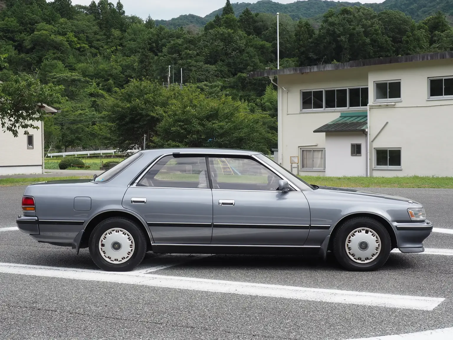 drives side on view view grey 1990 toyota chaser gx81 jdm export stock japan