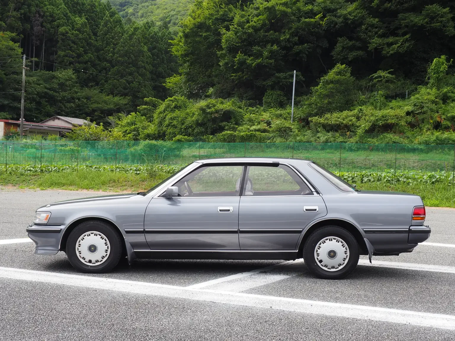 passengers side on view grey 1990 toyota chaser gx81 jdm export stock japan