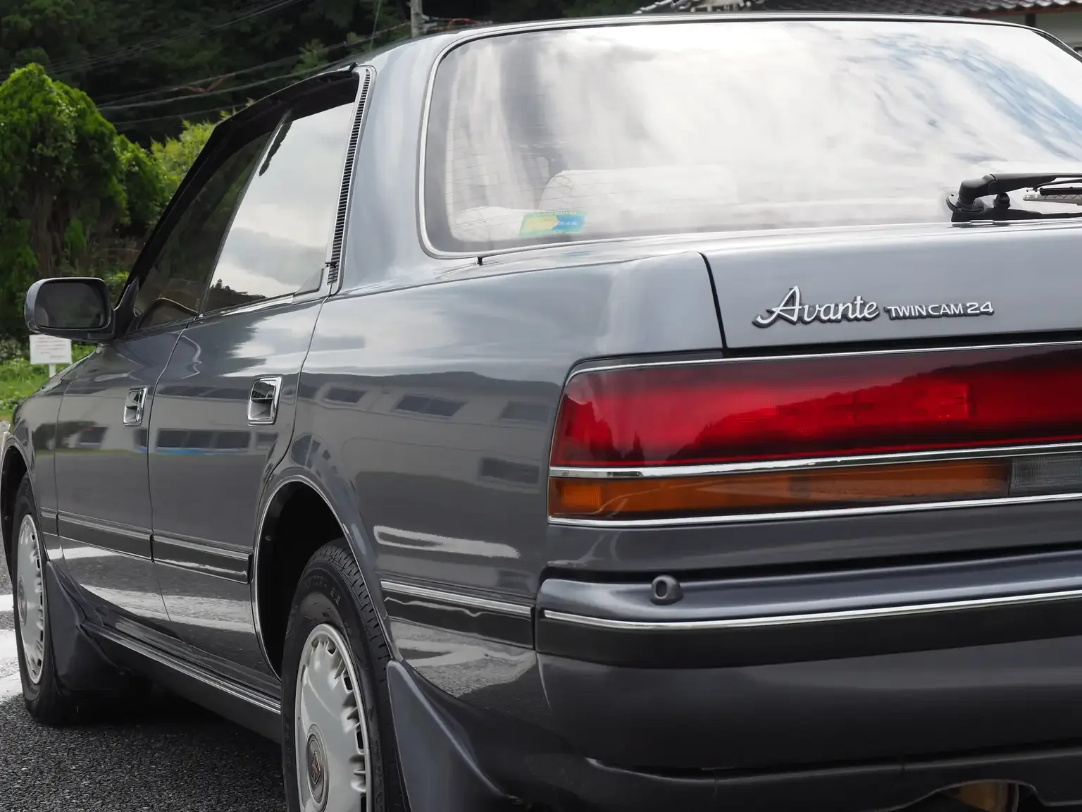 passengers side close up profile view showing dent free body grey 1990 toyota chaser gx81 jdm export stock japan