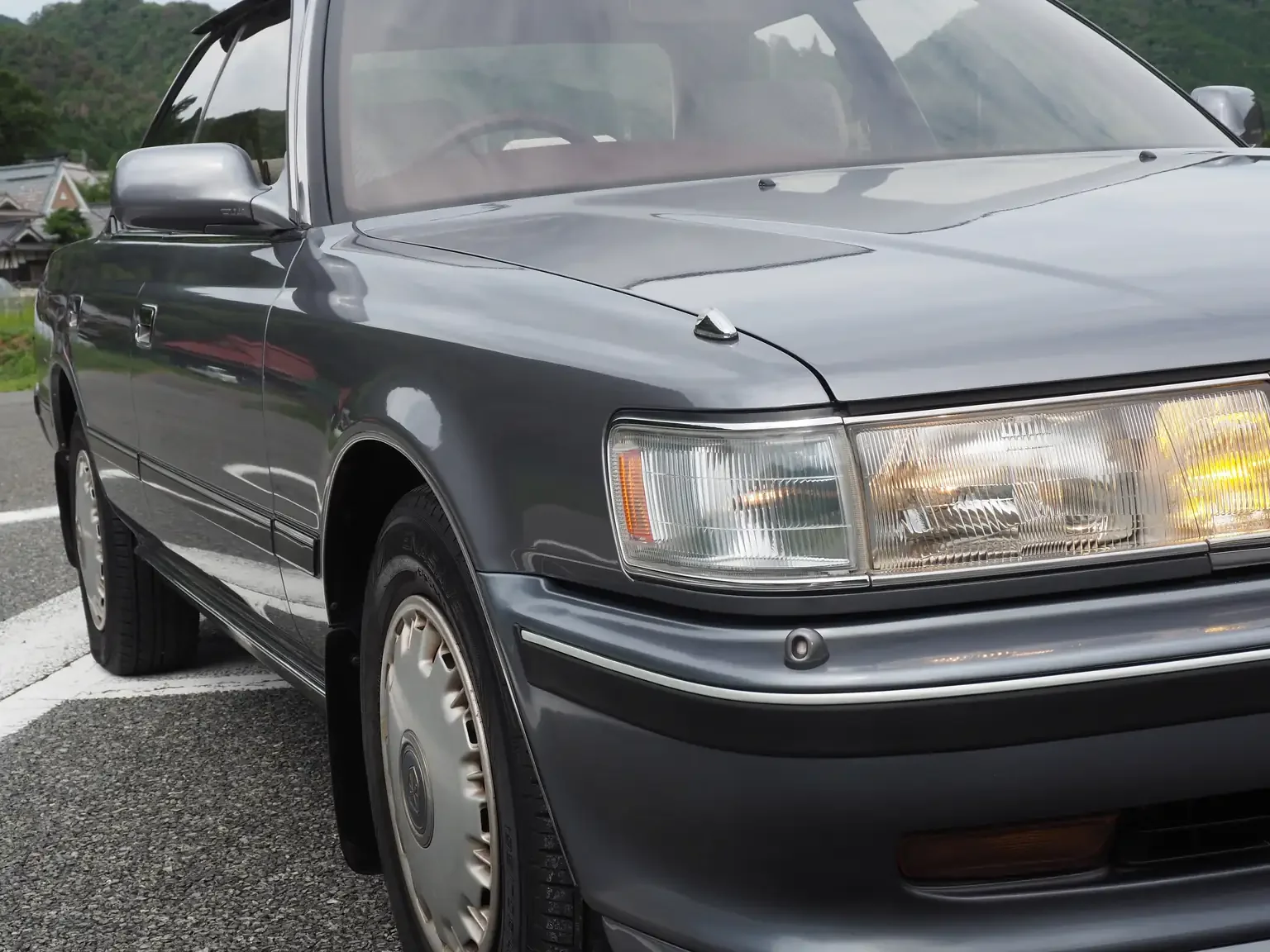 drivers side profile close up view showing dent free body grey 1990 toyota chaser gx81 jdm export stock japan