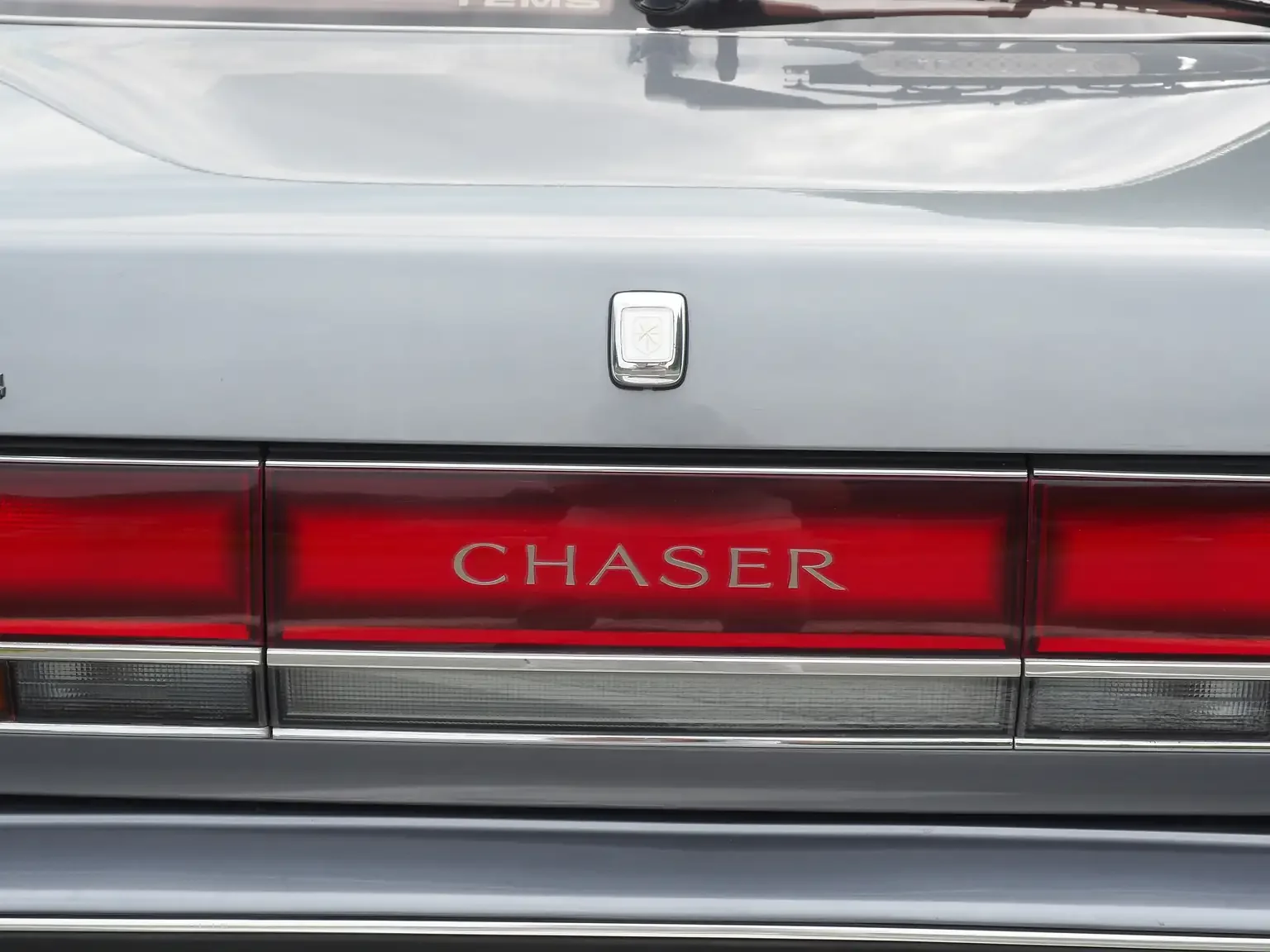 Zenki chaser rear center garnish with chaser emblem view zgrey 1990 toyota chaser gx81 jdm export stock japan