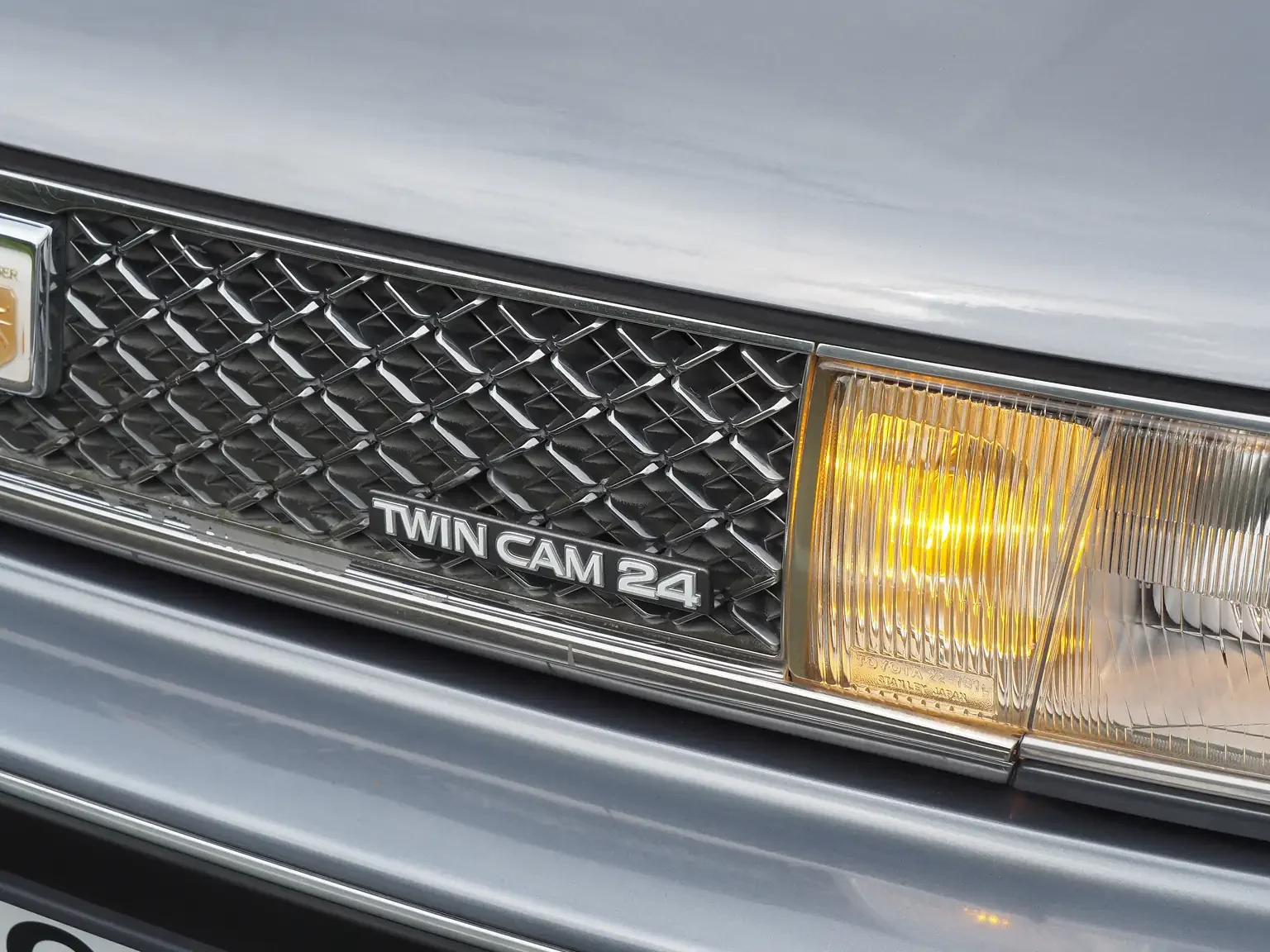 twin cam 24 front grille emblem view grey 1990 toyota chaser gx81 jdm export stock japan