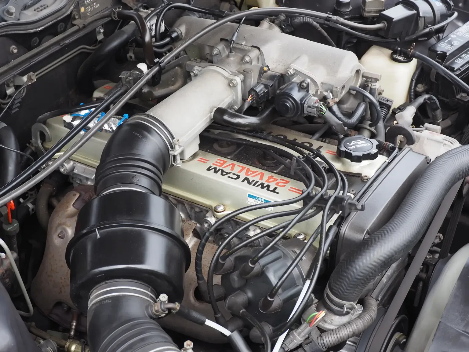1gge engine close up view of red top MAP type engine grey 1990 toyota chaser gx81 jdm export stock japan