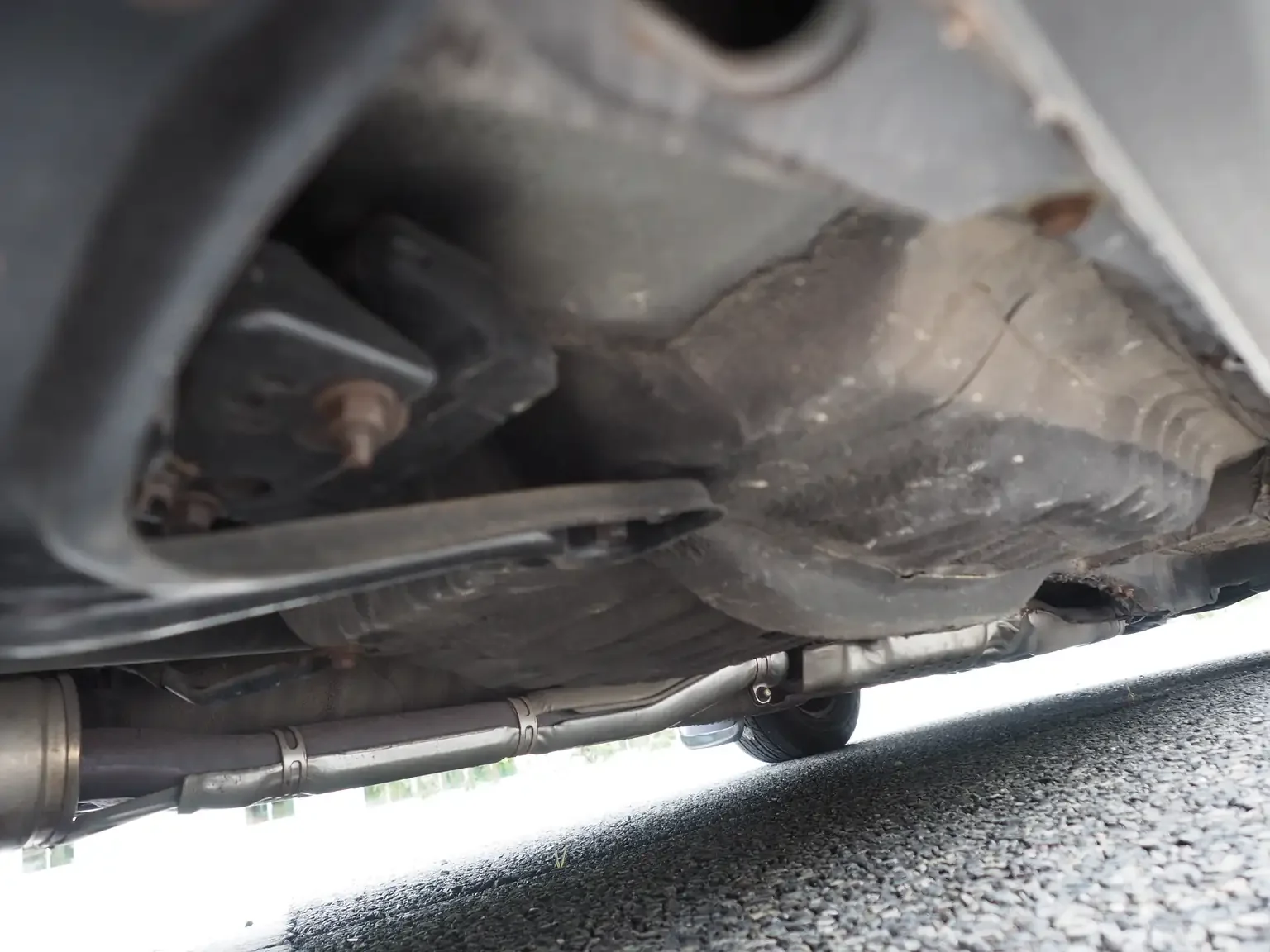 undercarriage view showing rust free chassis and clean exhaust system grey 1990 toyota chaser gx81 jdm export stock japan