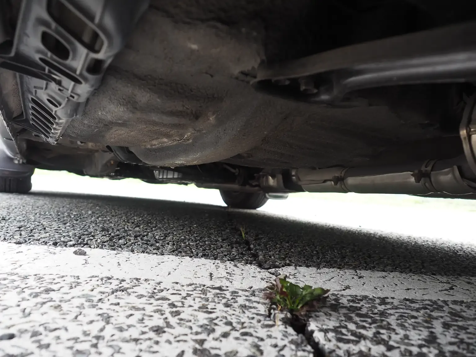 undercarriage view showing undamaged chassis rails and clean underbody view grey 1990 toyota chaser gx81 jdm export stock japan