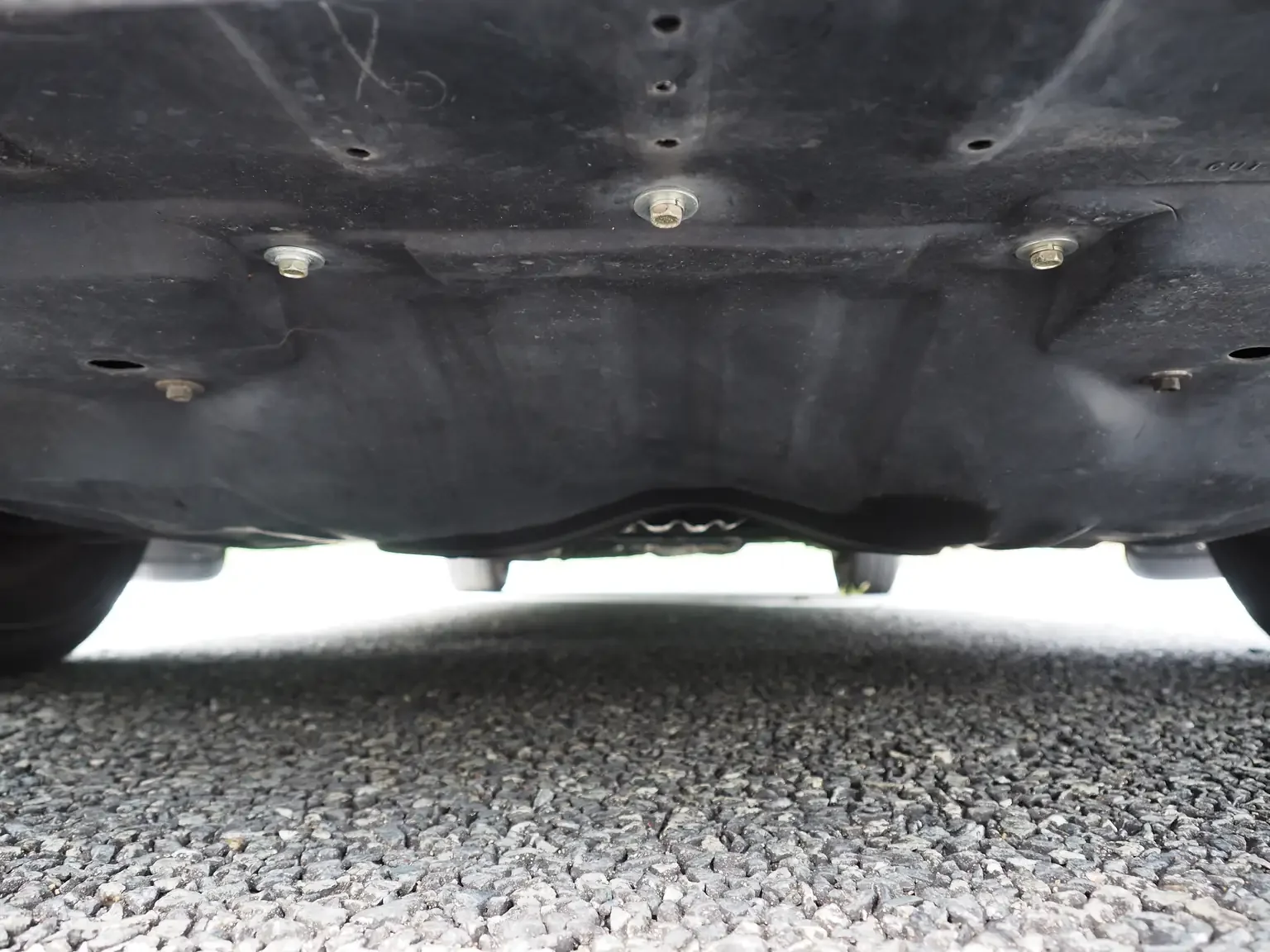 front under tray and chassis view of rust free underbody grey 1990 toyota chaser gx81 jdm export stock japan