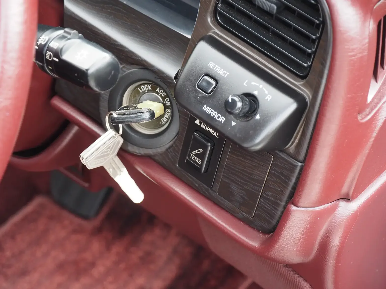 key in ignition barrel view showing two spare keys still in delivery wrap unused and never inserted in the barrel view grey 1990 toyota chaser gx81 jdm export stock japan