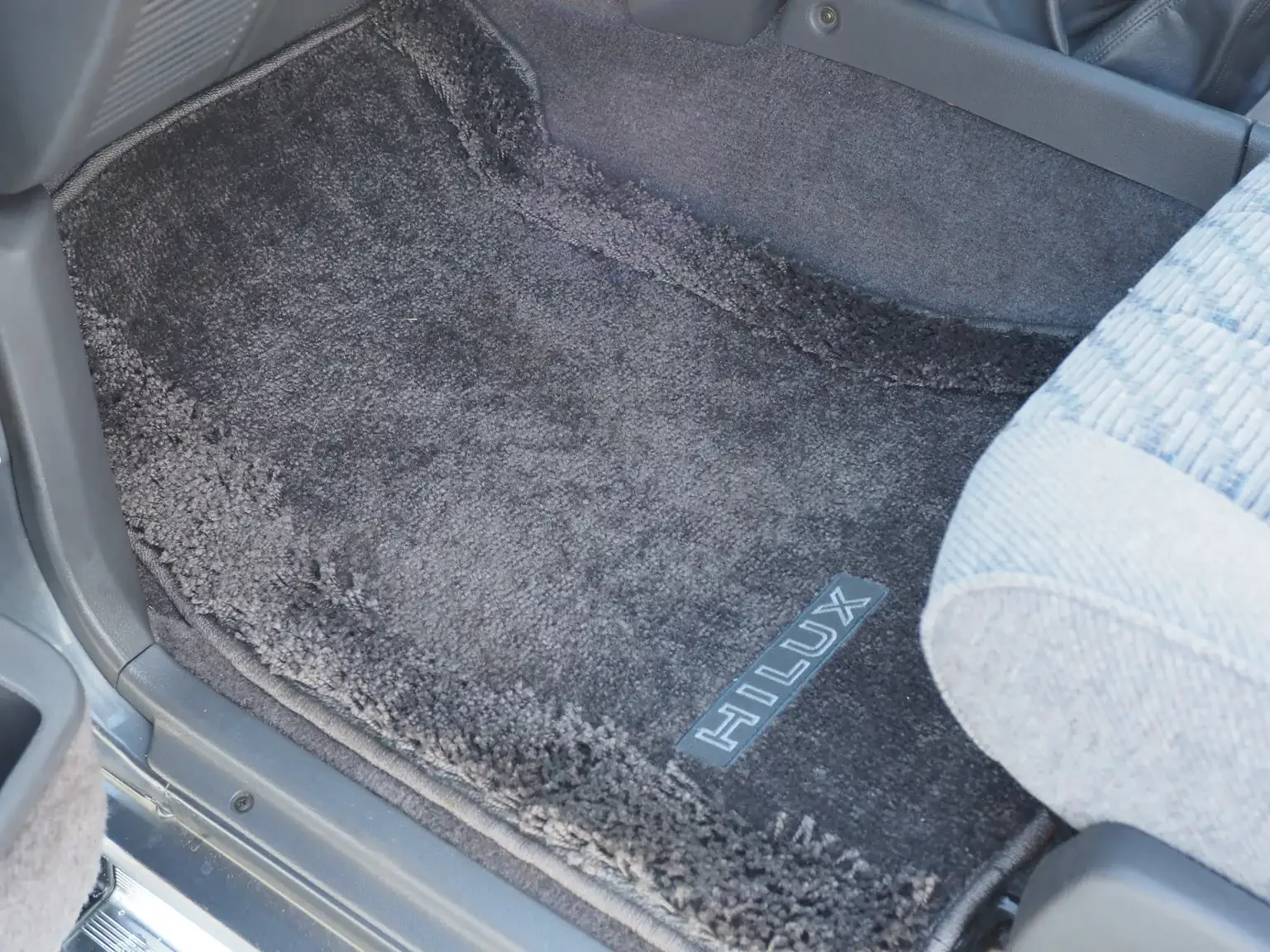 passengers floor mat view grey toyota hilux surf kzn130 1kzte 5 speed manual diesel turbo JDM export vehicle Japan