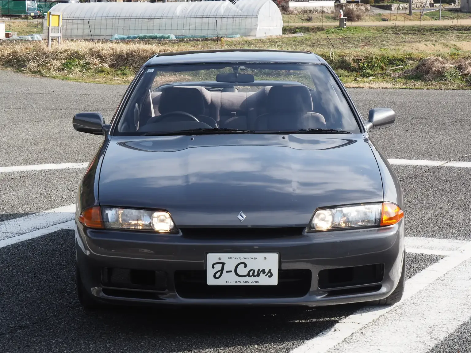 兵庫県で国内販売されているグレーの1991年式日産スカイラインGTS25 4ドアセダンJDM車の正面図