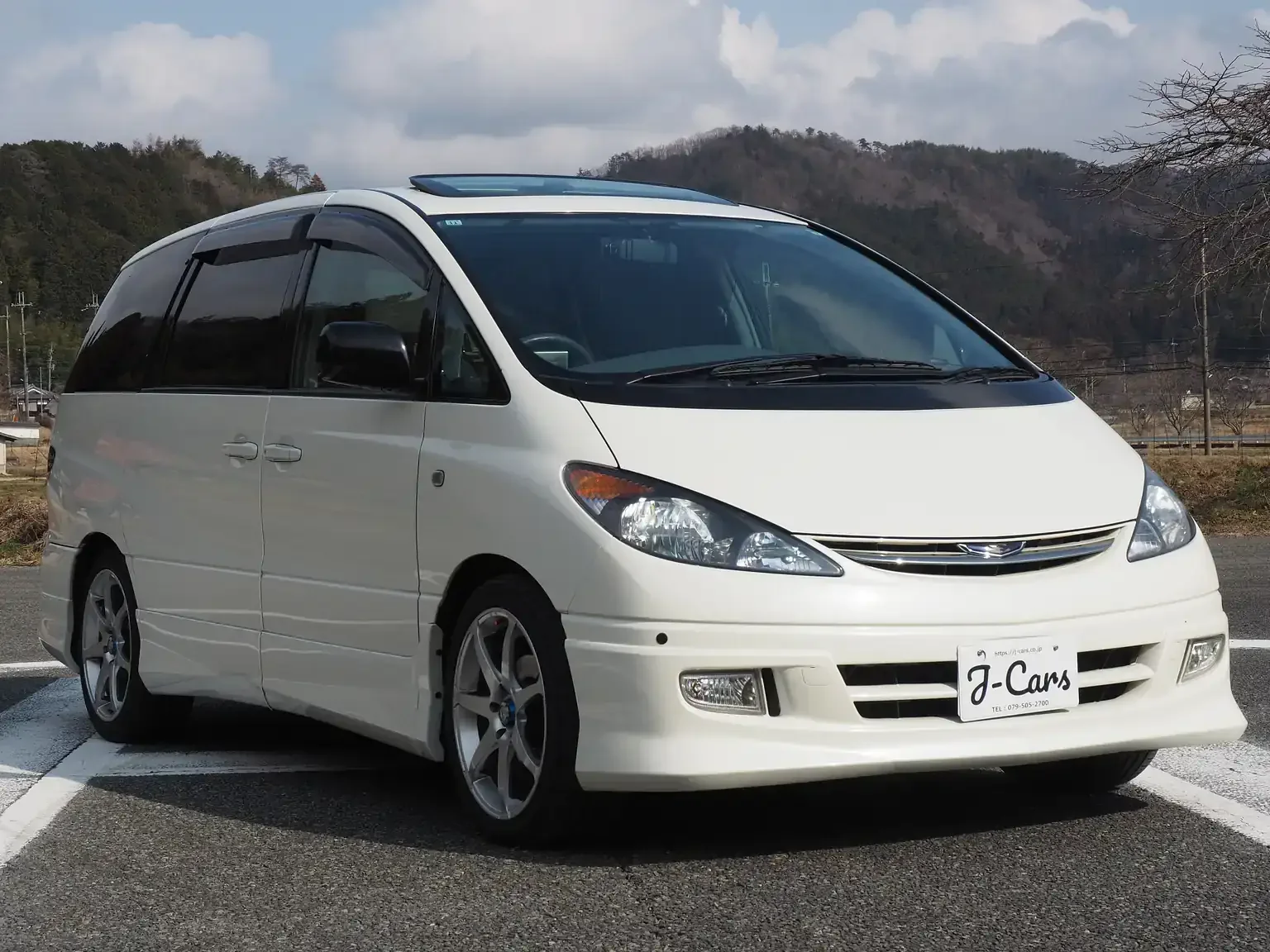 Exterior front view of pearl white 2001 Toyota Estima Aeras L Japan export inventory for sale